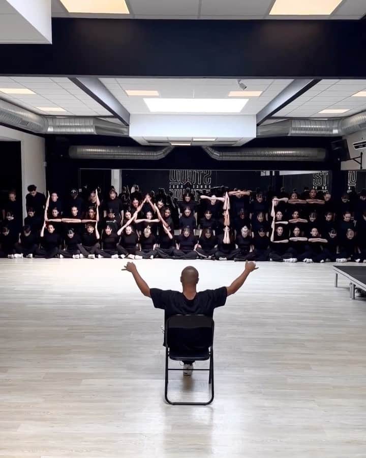 StreetArtGlobeのインスタグラム：「Choreography with @sadeckwaff 👏」