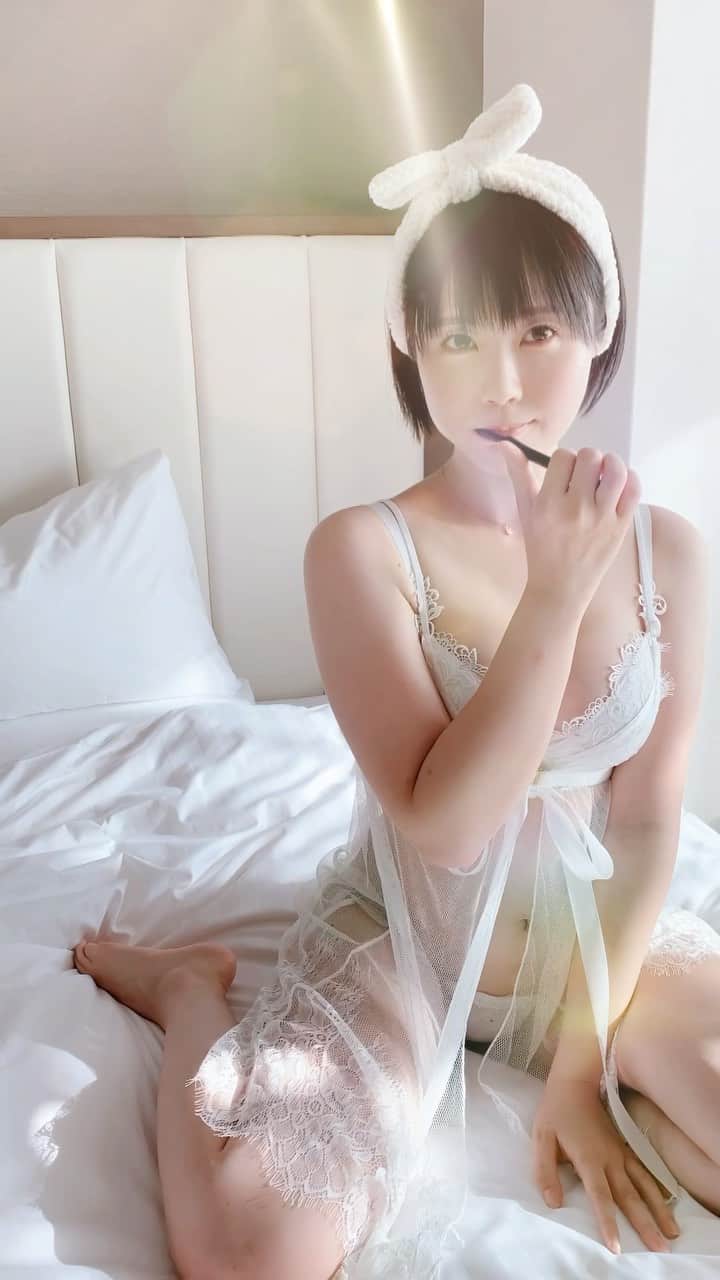 のインスタグラム：「夜道雪2nd写真集 好評発売中です✨ みなさまぜひゲットしてくださいね！  【おしらせ】  夜道雪2nd写真集こいしき ご好評につき、現在Amazonで品切れとなっております。 またAmazonでの在庫が補填されましたらお知らせします。  Amazon以外での購入方法と、 デジタル版の案内をさせていただきますのでこちら参考にしてください！  【紙版】 Amazon(現在在庫切れ) https://t.co/O1maUPoLzg  楽天 https://t.co/uEBYJ98QZW  ゲーマーズ https://www.gamers.co.jp/pn/%E3%80%90%E5%86%99%E7%9C%9F%E9%9B%86%E3%80%91%E5%A4%9C%E9%81%93%E9%9B%AA2nd%E5%86%99%E7%9C%9F%E9%9B%86%20%E3%81%93%E3%81%84%E3%81%97%E3%81%8D%20%E3%82%B2%E3%83%BC%E3%83%9E%E3%83%BC%E3%82%BA%E9%99%90%E5%AE%9A%E7%89%88%E3%80%90%E3%82%A2%E3%82%AF%E3%83%AA%E3%83%AB%E3%83%95%E3%82%A3%E3%82%AE%E3%83%A5%E3%82%A2%E4%BB%98%E3%80%91/pd/10670131/  【デジタル版】 Kindle https://amzn.asia/d/heHbF3i  DMM https://t.co/ZfX0tzLuHV   #写真好きな人と繋がりたい #ポートレート #声優 #youtuber #ファインダー越しの私の世界 #ポートレート女子 #オフショット  #バイク女子 #バイク好きな人と繋がりたい #バイク #ライダー #バイク乗りと繋がりたい #車 #車乗りと繋がりたい #車好きな人と繋がりたい #車好き グラビア　#グラビアアイドル #グラビア撮影」