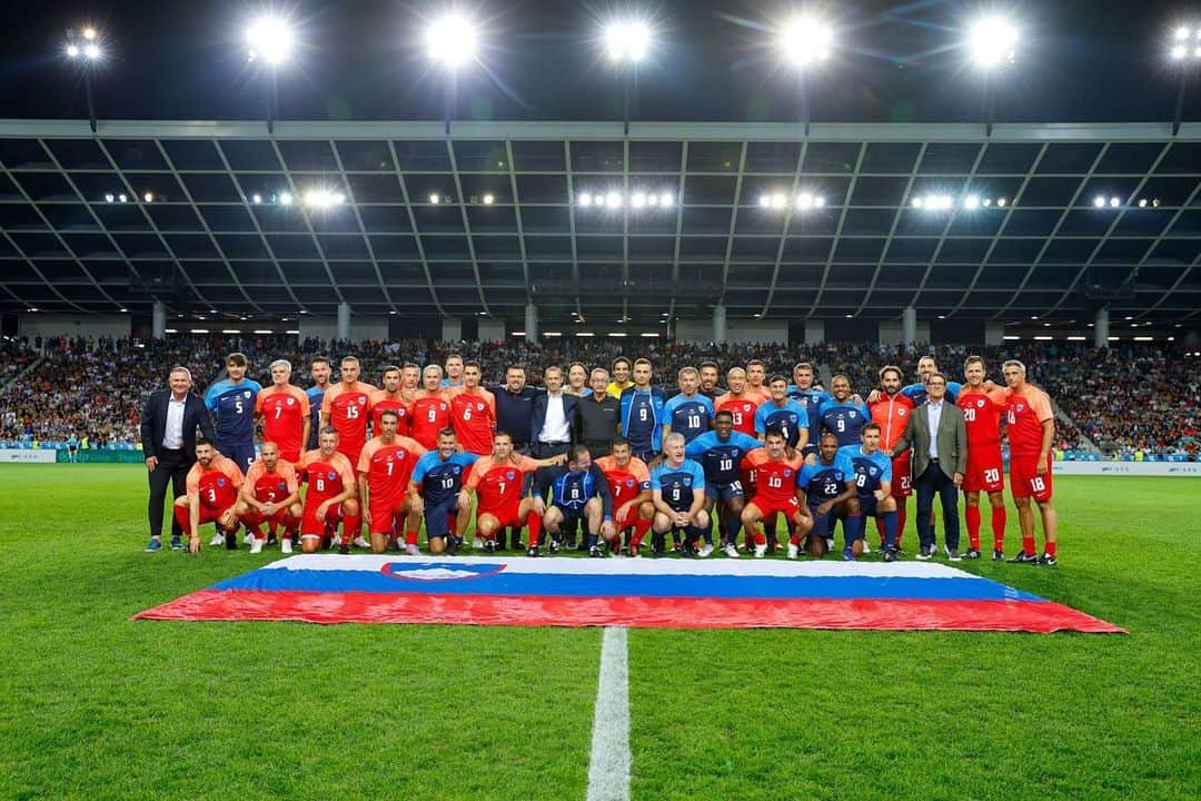 マリオ・マンジュキッチさんのインスタグラム写真 - (マリオ・マンジュキッチInstagram)「It was a pleasure to participate in a charity match in Ljubljana with so many great players 🔝I am very happy that we could help the victims of the horrific flood in Slovenia and thanks to everybody who supported this worthy cause 🇸🇮❤️」9月16日 23時33分 - mariomandzukic