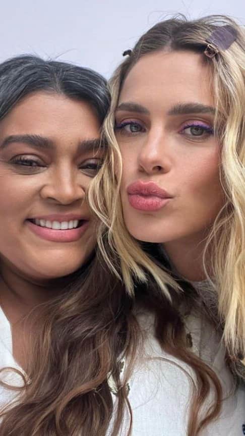 Preta Gilのインスタグラム：「Como é grande o meu amor por você… ❤️  E que sorte eu tenho de viver esse amor! Um amor tão lindo, tão amigo, tão sincero, tão forte e tão fiel!  Você é meu sol e eu não tenho palavras para descrever a beleza e a profundidade da nossa amizade!   Tenho muito orgulho do que construímos juntas na cumplicidade, na verdade, na transparência, no afeto e no cuidado! E mais especial ainda, nessa minha luta pela cura! Quando estou ao seu lado, é tudo o que eu mais preciso! Você me salva!  Obrigada, obrigada, obrigada! Te amo infinitamente, para todo o sempre! Feliz aniversário, minha irmã @loracarola!」