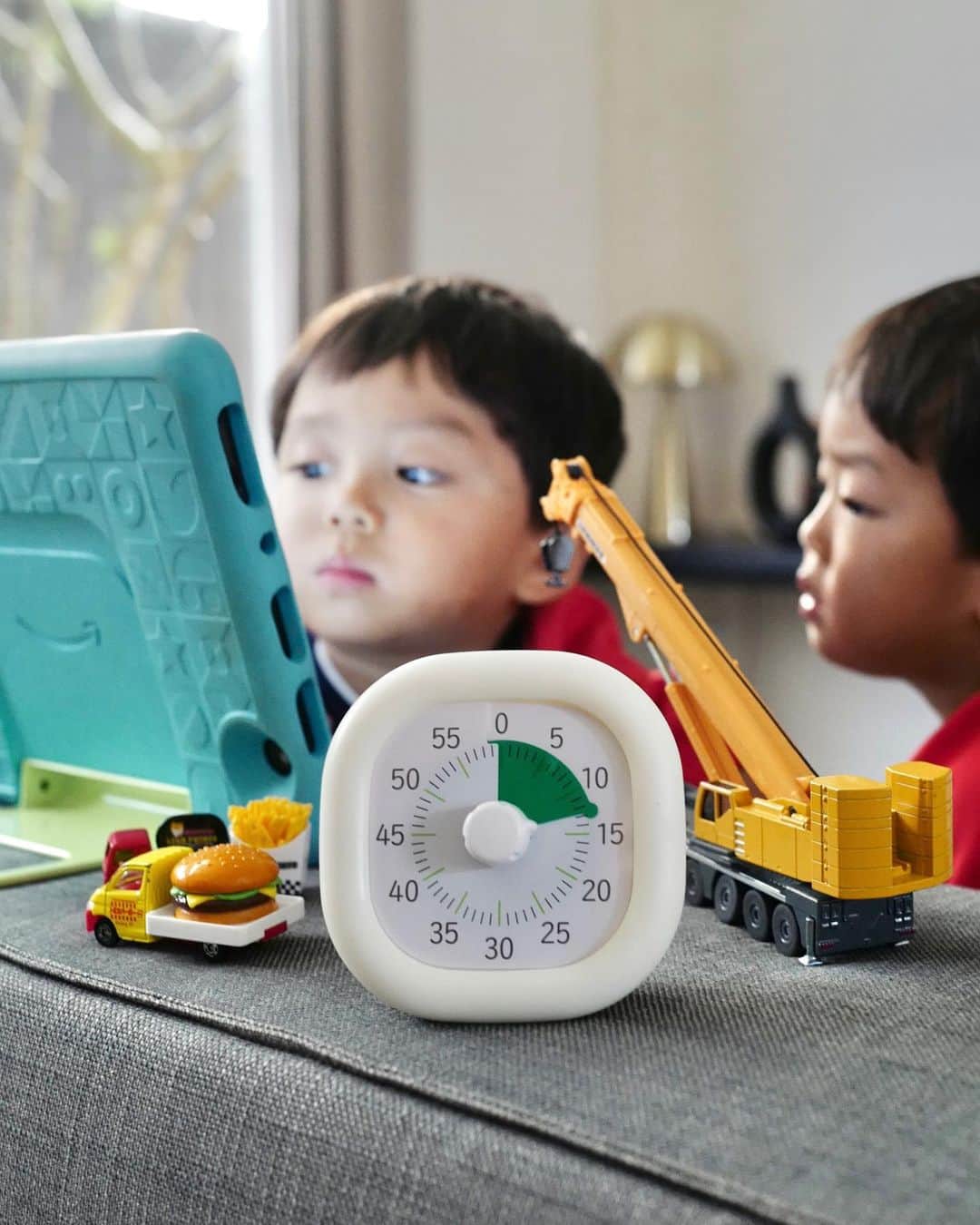 武智志穂のインスタグラム：「最近買ってよかった知育アイテム。 3歳児でもパッと見て時間の感覚がわかるタイマー⏰ 今は主に ・タブレットの使用時間の管理 ・保育園に向かうまでの準備時間の管理 に使っています。  長く使えそうだし、操作も簡単だし、集中力も養えるし、本当に買ってよかったおすすめのアイテムです。  こういったわたしが実際に楽天で購入して愛用しているものや、人にも自信を持っておすすめできるアイテムを、楽天ROOMでご紹介することにしました！ 以前ストーリーズのアンケートでわたしの楽天ROOM開設をリクエストしてくださったみなさんありがとうございました♡ お待たせいたしました🙌🏼 興味のある方は覗いてみてくださいね☺️  https://room.rakuten.co.jp/room_f5fd40f15e/items ユーザー名【武智志穂】  #えいけんdiary #知育 #知育教材 #楽天room #楽天ヘビーユーザーの私」