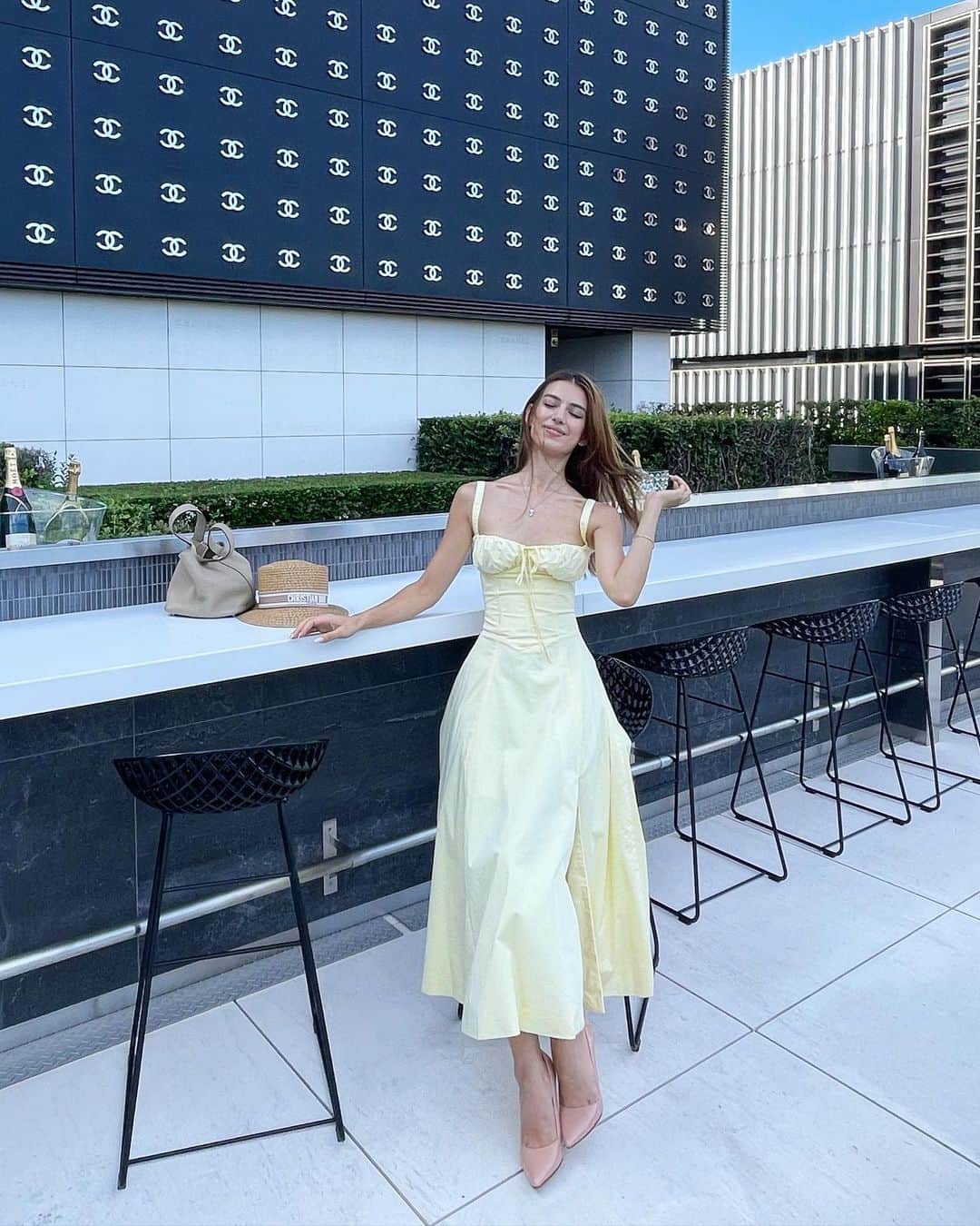 SARAのインスタグラム：「feeling very summery 💛 and 5 slides to prove it  @beige_restaurant @chanelofficial」
