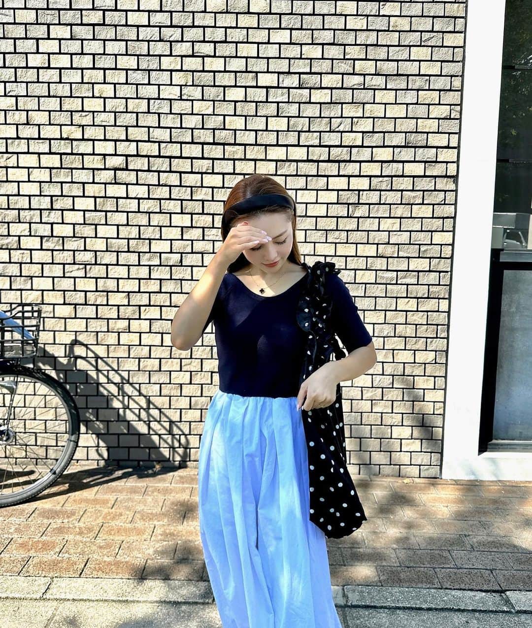 Akaneのインスタグラム：「. 今日のお昼間は 夏が戻ってきたんかと思うぐらい 暑かったな~🌞💦  そんな日のコーデは お気に入りのワンピと、おnewのバッグを🩶 このバッグ、見た目も可愛いけど 中身たっぷり入るから 娘のオムツやミルクも入れてる🍼🫢  onepiece @st.rooney  bag @nostalgia_jp  @nostalgia_zozotown  . . #いつかの服#低身長コーデ #ワンピースコーデ #女の子ママ#ママコーデ  #nostalgiajp#ノスタルジア#noszozo」