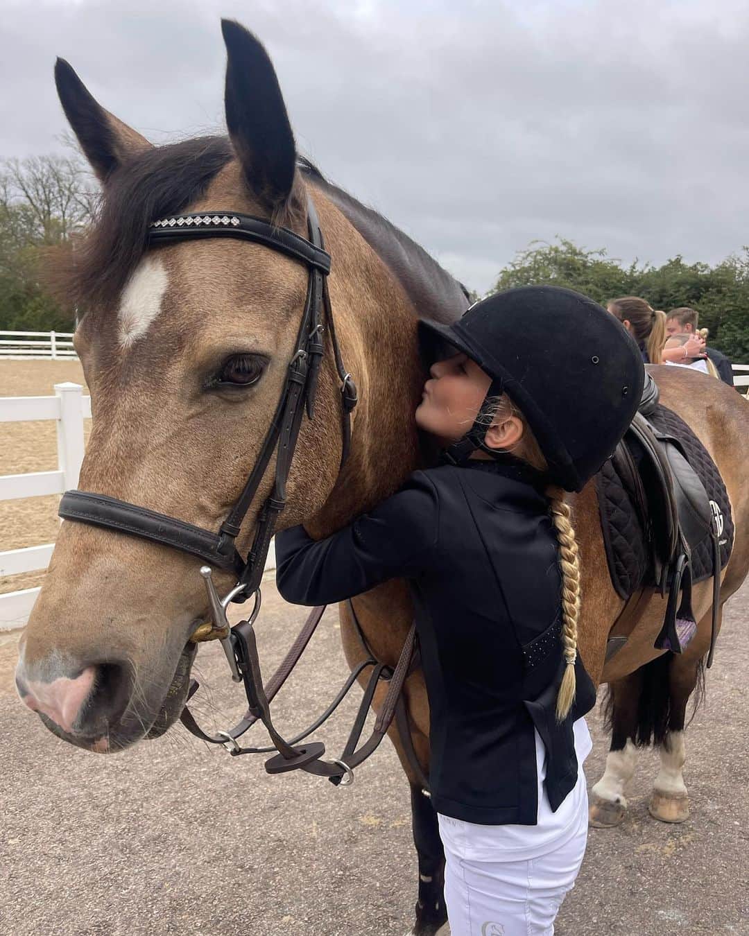 のインスタグラム：「Proud mumma 🥹❤️   So proud of Nelly & Bambi competing in their second competition together ❤️🐴 They did so well together it was so lovely to see how Nellys confidence has grown since her first competition … she was so nervous first time around it was a complete emotional rollercoaster 🥹 This time she was so much more relaxed, truly amazing to watch , so proud of Nelly my brave little darling ❤️」