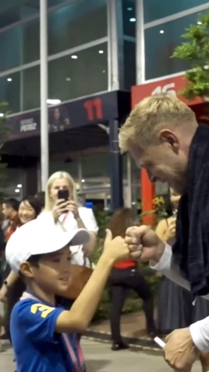 F1のインスタグラム：「Pure vibes in the @haasf1team camp 🙌  K-Mag starts P6 and Hulk in P9, the first time both Haas cars will start in the top 10 this year  🎥 @haasf1team   #F1 #Fornula1 #SingaporeGP」