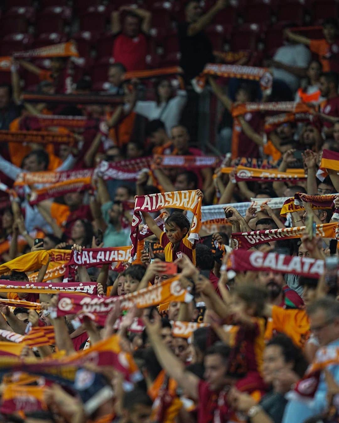 フェルナンド・ムスレラのインスタグラム：「Union is what defines us! A night of great emotions, in which we showed determination and ambition! 💪 We are very happy for this victory. Thank you Lions for your incredible support! 🦁  #Cimbom #Galatasaray  La unión es lo que nos define! ¡Una noche de grandes emociones, en la que demonstramos garra y ambición! 💪 Muy contentos por esta victoria. ¡Gracias a todos por su increíble apoyo! 🦁   #Cimbom #Galatasaray」
