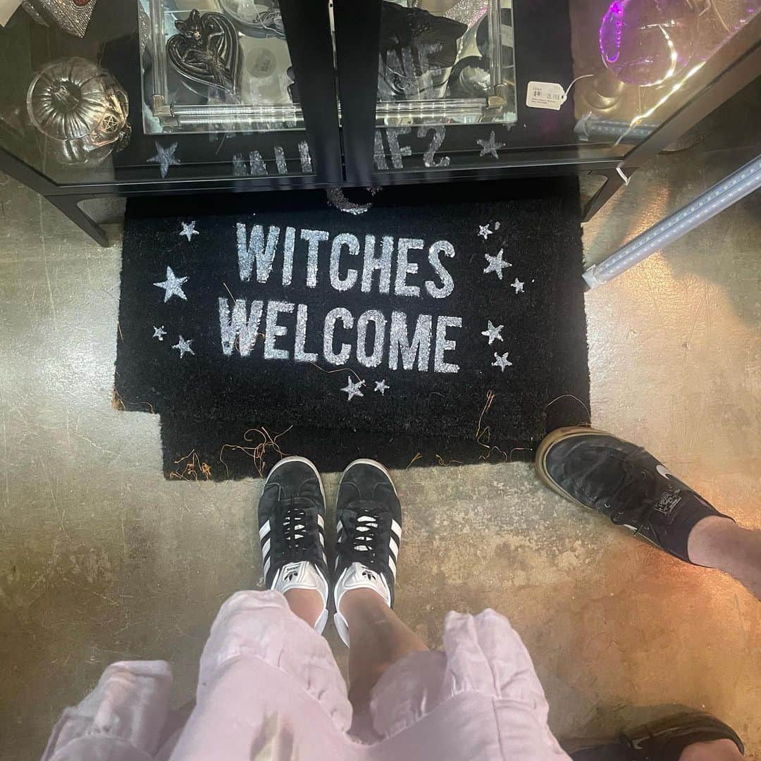 メイジー・ピーターズさんのインスタグラム写真 - (メイジー・ピーターズInstagram)「witches really were welcome in vegas 🥰」9月17日 5時07分 - maisiehpeters