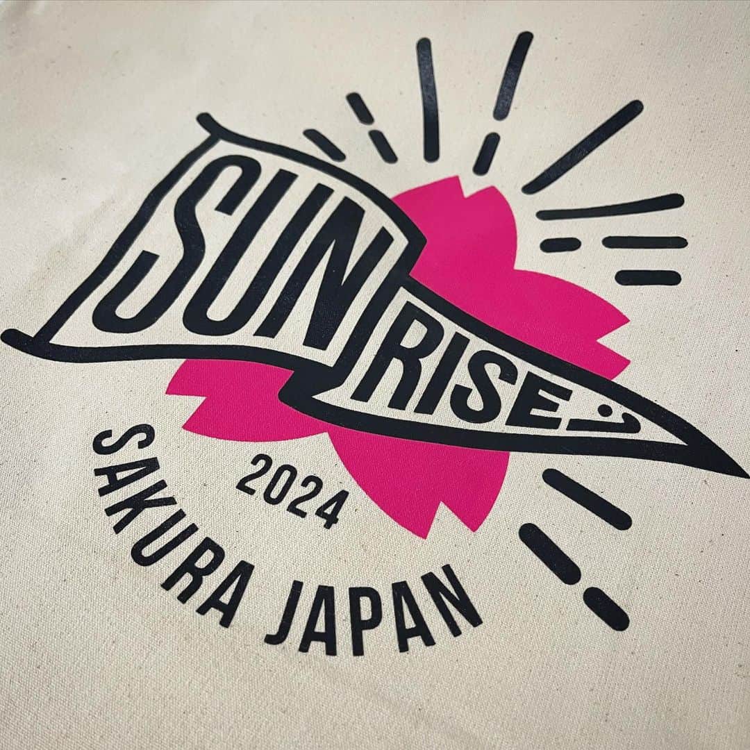 永井友理のインスタグラム：「.  I would like to thank the members  who have worked together so far.  I'm usually not good at expressing my feelings,  so I hope I can convey my gratitude.  Thank you 🌸  素敵なデザインをありがとうございます😭 大月さんにお願いして本当に良かった。 みんなで頑張ってきます！ @signal_notworks  .  . Your efforts will never be in vain. We prove it. @kanon51 @saki______9  .」