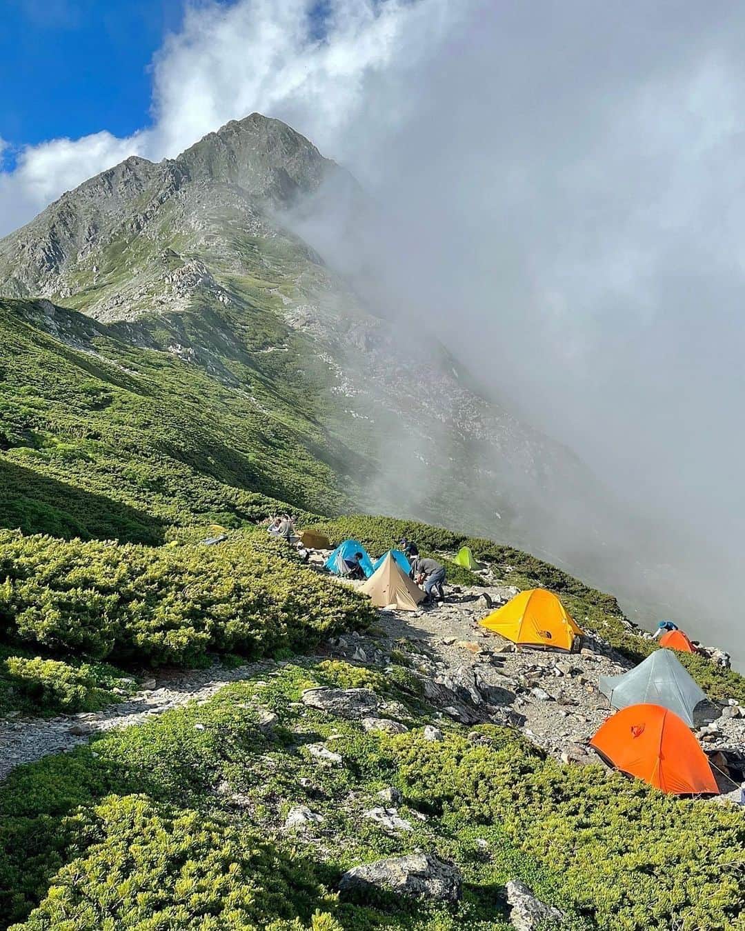 登山*トレッキング*アウトドア『.HYAKKEI』さんのインスタグラム写真 - (登山*トレッキング*アウトドア『.HYAKKEI』Instagram)「テント場は景色のいいところを選びたい方必見！ 抜群の景観を誇る、人気のテント場をご紹介いたします。 これは行きたくなっちゃいますね～♪ 早めに到着して、刻一刻と変化する景色を存分に楽しみたいものです！ 詳細は下記の通りです。  1、北岳山荘テント場(北岳) 2、笠ヶ岳山荘テント場(笠ヶ岳) 3、燕山荘テント場(燕岳) 4、蝶ヶ岳ヒュッテ　テント場(蝶ヶ岳) 5、双六小屋テント場(双六岳)  Special　thanks！！ 1．@kamixx_hyke さん 2.  @yukito_sora さん 3.  @pikakoron  さん 4.  @yokotatu915 さん 5.  @__yamai28 さん  #hyakkeime #登山 #トレッキング #山登り #テント場 #天空感 #絶景 #テント泊」9月16日 23時46分 - hyakkei_me