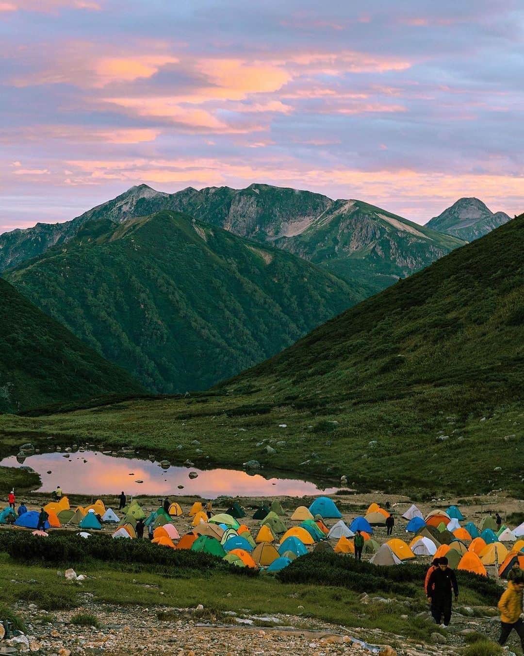 登山*トレッキング*アウトドア『.HYAKKEI』さんのインスタグラム写真 - (登山*トレッキング*アウトドア『.HYAKKEI』Instagram)「テント場は景色のいいところを選びたい方必見！ 抜群の景観を誇る、人気のテント場をご紹介いたします。 これは行きたくなっちゃいますね～♪ 早めに到着して、刻一刻と変化する景色を存分に楽しみたいものです！ 詳細は下記の通りです。  1、北岳山荘テント場(北岳) 2、笠ヶ岳山荘テント場(笠ヶ岳) 3、燕山荘テント場(燕岳) 4、蝶ヶ岳ヒュッテ　テント場(蝶ヶ岳) 5、双六小屋テント場(双六岳)  Special　thanks！！ 1．@kamixx_hyke さん 2.  @yukito_sora さん 3.  @pikakoron  さん 4.  @yokotatu915 さん 5.  @__yamai28 さん  #hyakkeime #登山 #トレッキング #山登り #テント場 #天空感 #絶景 #テント泊」9月16日 23時46分 - hyakkei_me