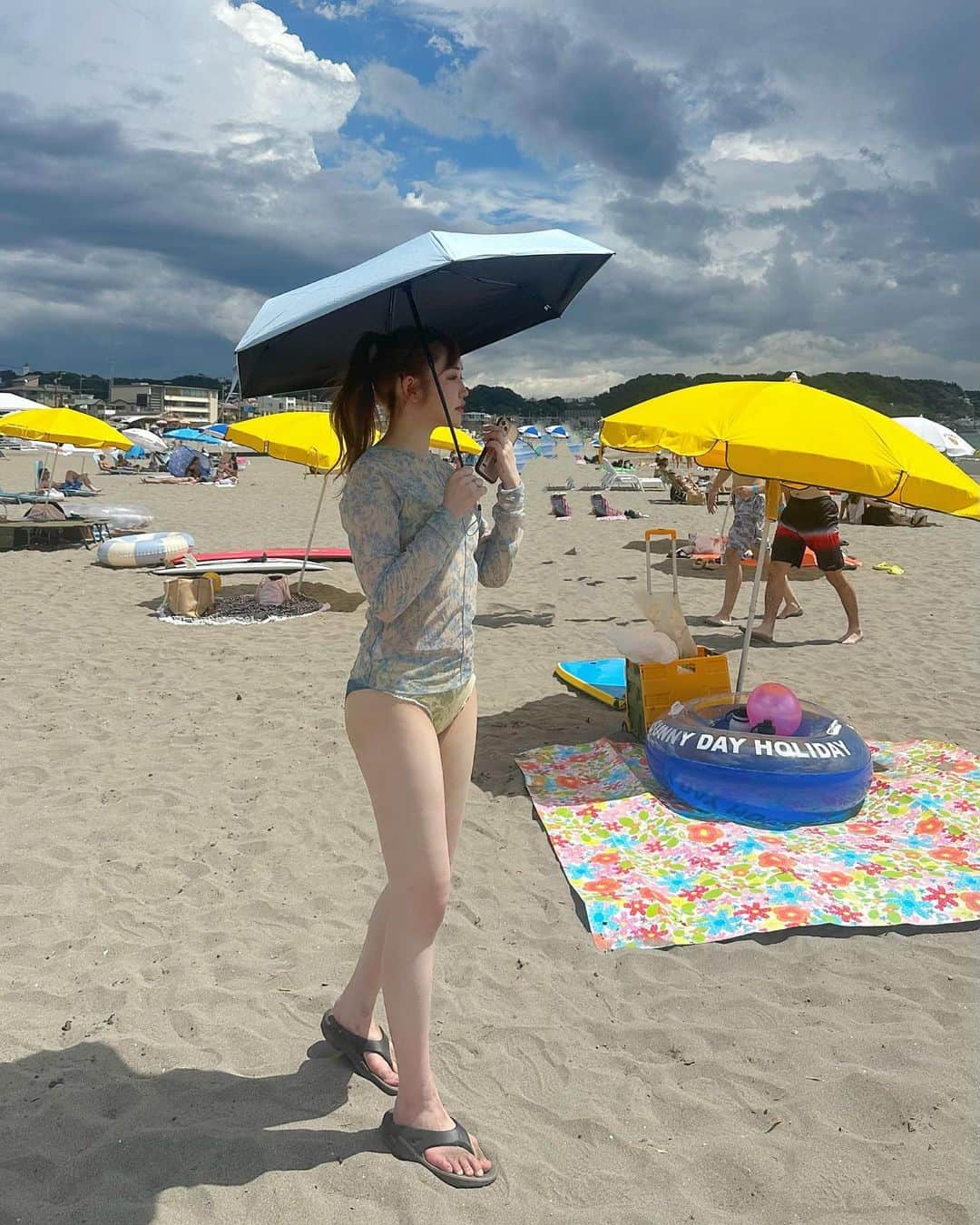 戸田ころね のインスタグラム：「海でも頑張って日焼け対策した🧴🌂  @_novae.jp_   #海 #海水浴場  #水着 #水着コーデ  #水着女子  #ビーサン #由比ヶ浜 #由比ヶ浜ビーチ  #日傘 #日傘女子  #日傘コーデ」