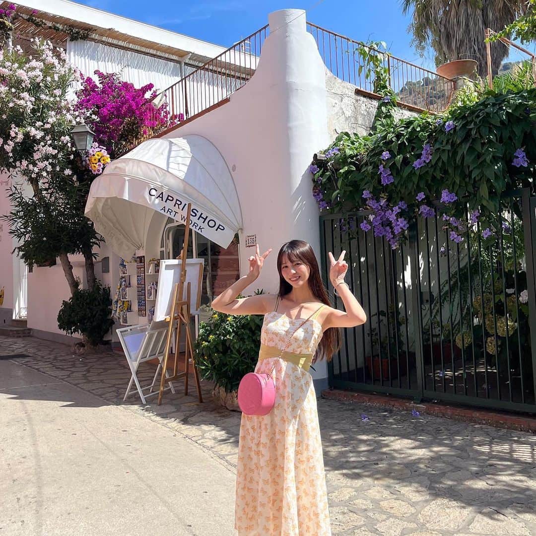 のインスタグラム：「capri 🍋 ⁡ ⁡ ⁡ ⁡   #capri #anacapri #naples #italy #japanese  #イタリア旅行  #カプリ島 #アナカプリ #青の洞窟 #bluegrotto #grottoazzurra  #cave  #shein購入品 #shein #ロイヤルカリビアン  #royalcaribbean #クルーズ #cruise #地中海 #meditteranean #チャールズアンドキース  #charlsandkeith #海外旅行」