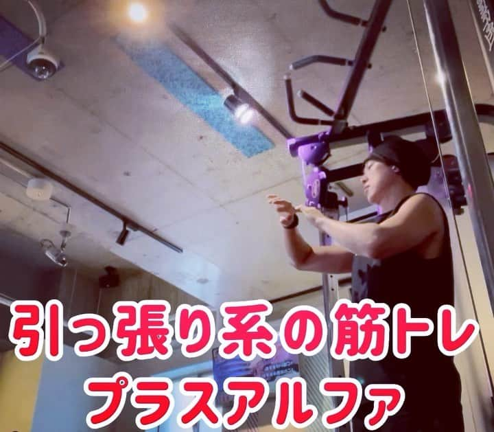 山崎勝之のインスタグラム：「今日は9時過ぎまで寝て、ダラダラと。 昼に親子丼食べてトレーニング。 背中、上腕三頭筋、足の筋トレ。 しっかり夕飯も食べて、 ゲームして終了。 適度な疲労感で眠気が…。  #筋トレ #ボディメイク #ゲーム配信」