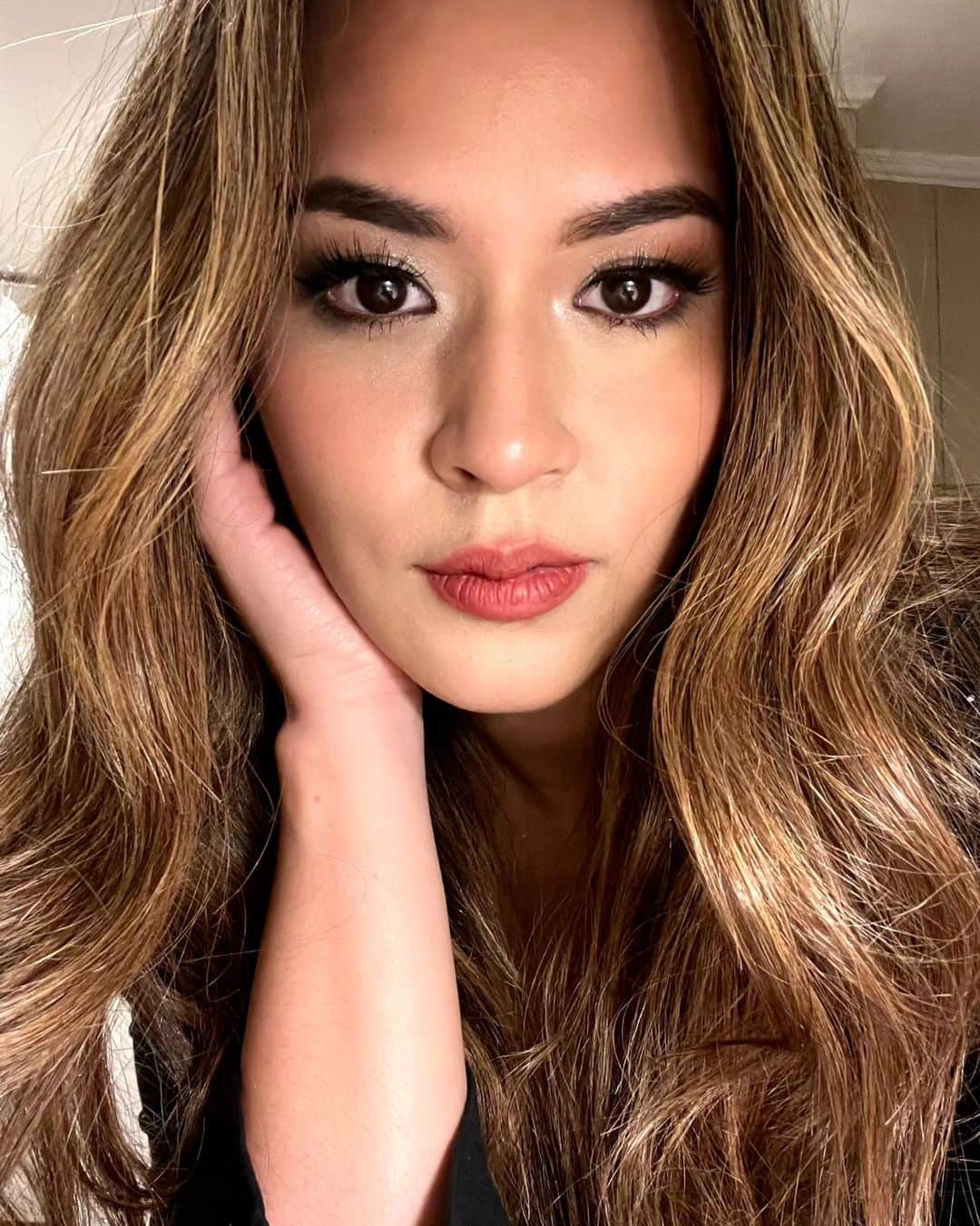 Raisa Andrianaのインスタグラム：「Siapa yang lagi malem mingguan..?」