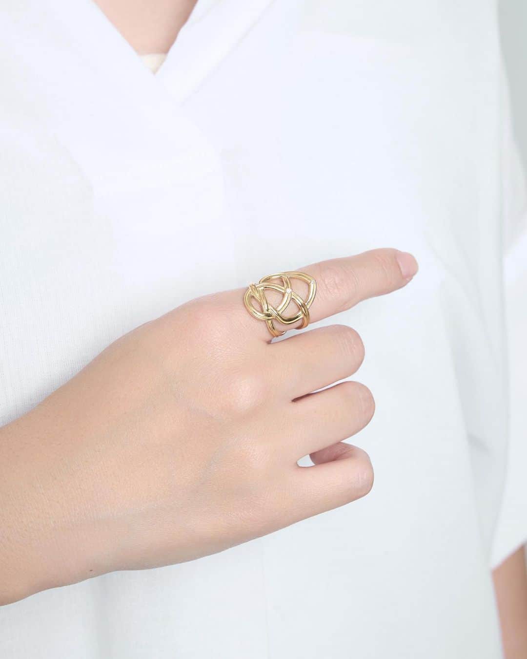 新井恵理那のインスタグラム：「あっち？こっち？どっちがお好み？(o^^o)指先を綺麗にみせてくれるリングは2パターン♪  MIZUHIKI Leaf Ring(Large) MIZUHIKI Leaf Ring(Small)  『andiima』のECについては、プロフィールにURLを貼ってあります( ＾∀＾)  【『andiima』EC URL】　https://l-co-shop.jp/collections/andiima  #andiima #jewelry #newbrand #新井恵理那 #centforce」