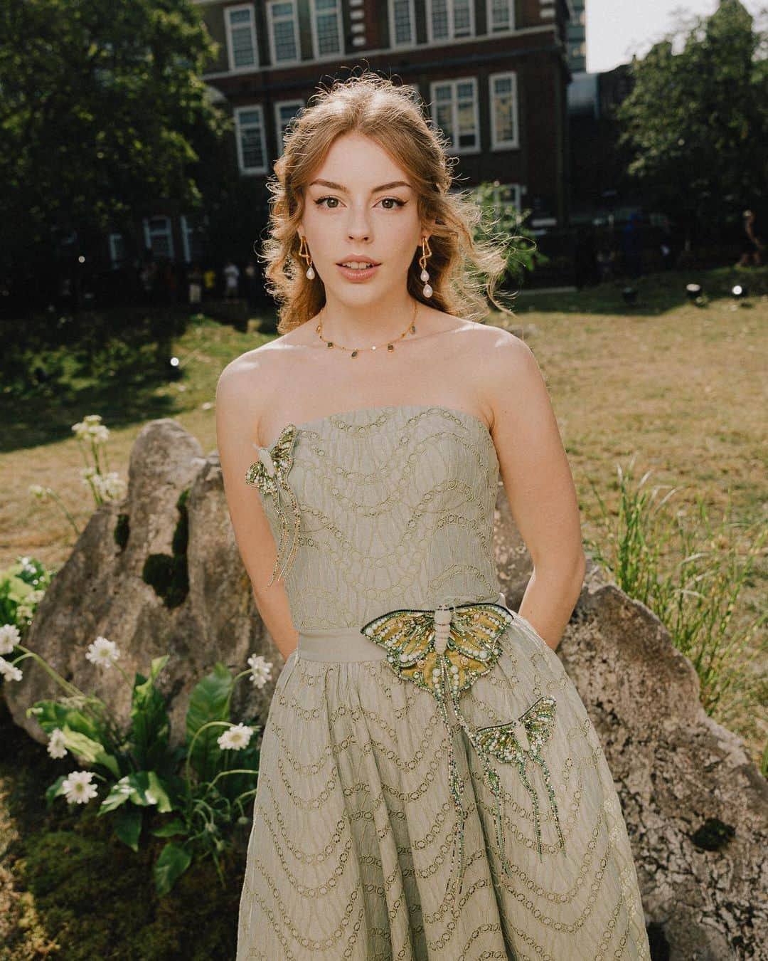 Amelia Gethingのインスタグラム：「One moth, two moth, three moth, four. This green dress, I do adore! 🧚🏼✨ With beautiful outfits from head to toe, what better place to be than the Mirthridate show! 🦋 ‘Twas a lovely day as the sun did shine, and everybody looked just divine 💚 Thank you so much for having me x」