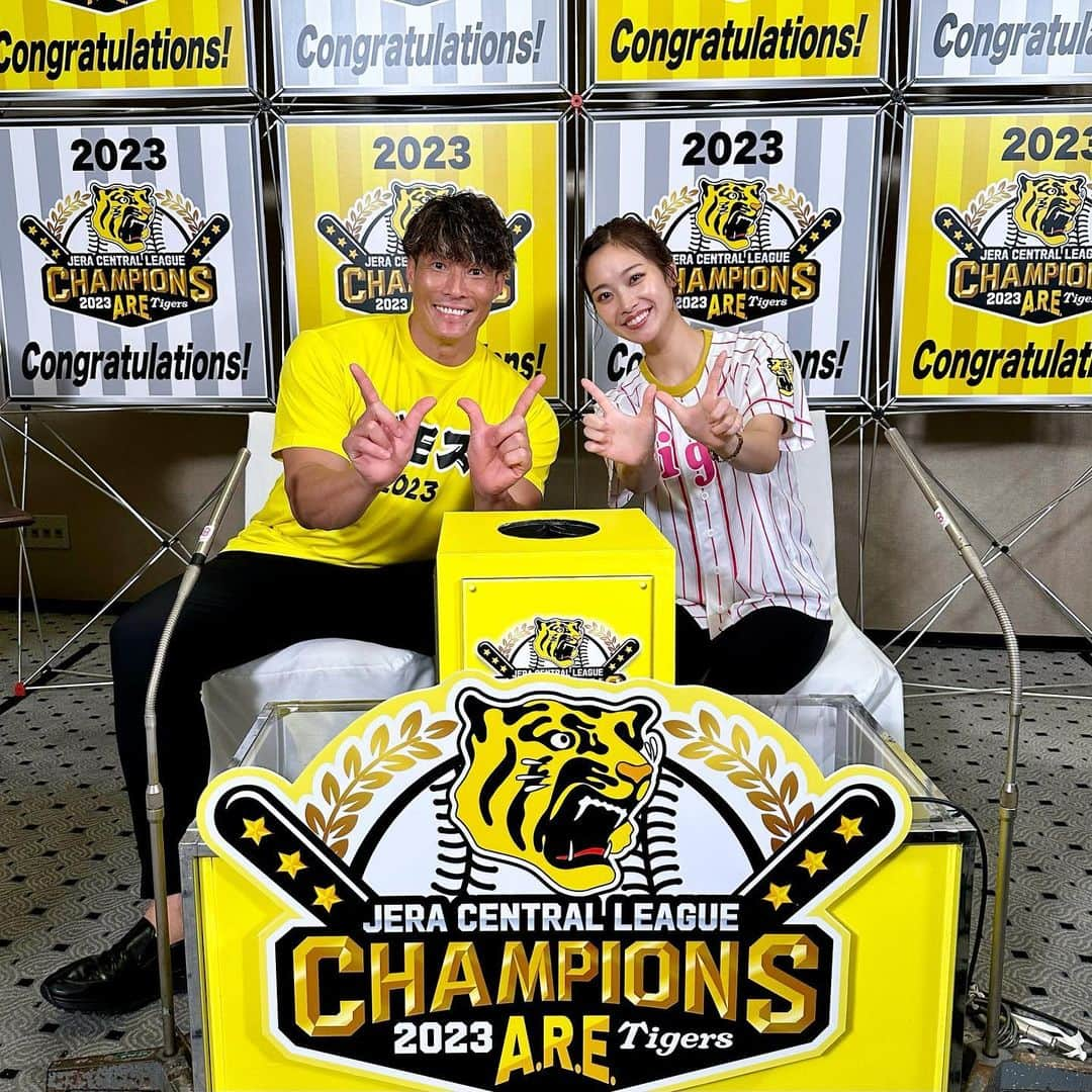 橋本和花子のインスタグラム：「*  阪神タイガース18年ぶりのリーグ優勝、 本当に本当におめでとうございます🎊  特番では、超人・糸井さんを中心に、 選手の皆さんの最高の表情が生まれる様子というのを 沢山お届け出来たのではないでしょうか✨  親指と人差し指をVにする、バモスポーズについて、 その理由を分かっていない方が意外と多く、  「俺これLやと思ってた〜」 糸井さん「それ、ラモスやん！」  に爆笑でした。  この瞬間に立ち会えたことに、心から感謝です🙏」