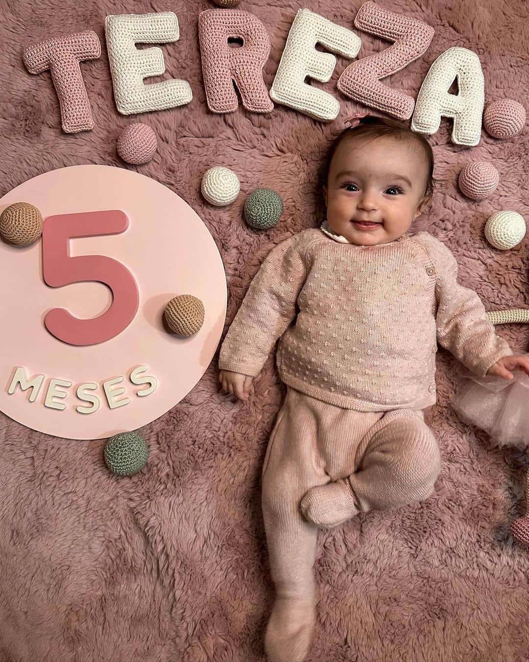 Thaila Ayalaのインスタグラム：「Minha boneca sorridente fez 5 meses!!!  Vivaaaa Tete!!!」