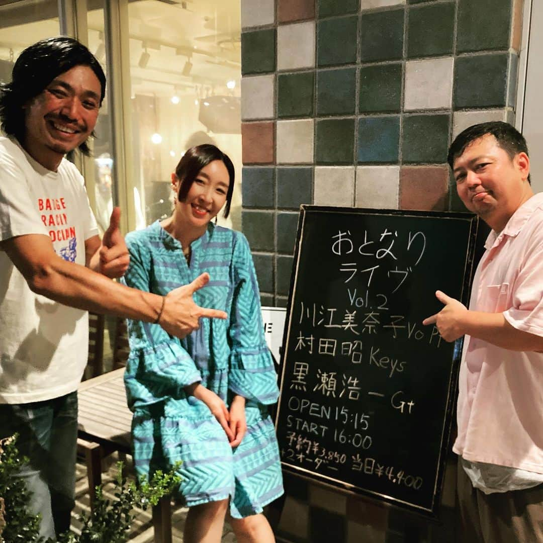 川江美奈子さんのインスタグラム写真 - (川江美奈子Instagram)「・ 川江美奈子 おとなりライヴvol.2『光』 @桜新町Neighbor with  黒瀬浩一 on guitar & vocal 村田昭 on piano & synth bass  Set list 1st 椰子の実 ララバイ ひぐらしのワルツ BOSSA NOVA MEDLEY 蛍（レミオロメンさん/ 7月のcover） 愛がおぼえてる 水晶 かざうた  2nd 浜辺の歌 あなただらけ 嘲笑（ビートたけしさん、玉置浩二さん / ゲストリクエスト） JAZZ MEDLEY Answer me moment（島谷ひとみさんへの提供self-cover） しあわせ  Encore 願い唄  • お越しくださった皆さま、支えてくださった皆さま、ありがとうございました。 喉の不調でキャンセルしてしまった7月のライヴのセトリを、私のわがままでそのまま丸ごとお届けしました。夏滑りこみセーフ？！ 終演の頃には辺りは暗くて、本当は少し既に秋なんだと気づかされました。  ライヴがこんなに楽しかったことは正直言うと珍しくて（※いつも楽しいんだけど、個人的にはあれこれ反省して3日ほどお布団から出られないような気分になる）今日は終始音楽に身を預けることができて 今日のライヴのことはきっとずっと忘れないだろうと思いました。  だからってわけじゃないんだけど、途中感極まってしまった部分ありびっくり！鬼の目にもなんちゃら、、どうしちゃったんでしょうか。失礼しましたっ！ ともあれ浩一くんも昭さんも最高の演奏ありがとう！  次回は2週間後！vol.3です💕 お楽しみに♪  #川江美奈子 #黒瀬浩一  #村田昭 #おとなりライヴ #桜新町neighbor」9月16日 23時57分 - minakokawae