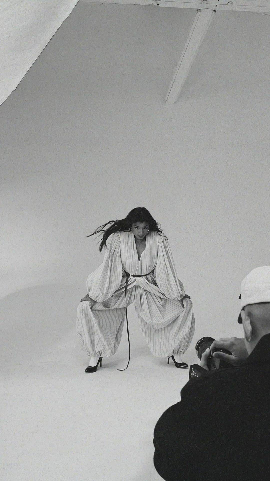 のインスタグラム：「I’ve spent half of my life in the studio surrounded by creative people 🤍aaand I love it!!  人生の半分はスタジオの中で過ごしてきたよ📷クリエイティブな人たちと作り上げる作品に浸る時間がだいすき🫠」