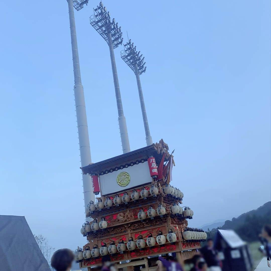 山﨑真依さんのインスタグラム写真 - (山﨑真依Instagram)「⚽️⚽️⚽️  FC今治 vs AC長野パルセイロ ２-０勝利‼️‼️‼️✊  照山選手、ヴィニ選手のゴールを 最後まで守り切って勝利✨  前半始まってすぐにレッドカードで 相手が1人減っての試合、 ある意味「この状況だから余計に絶対勝たなければ」というプレッシャーが選手たちにかかってないだろうかと 少し心配していましたが、  全くの杞憂でした☺️  むしろ欲を言えば、 後半もう一点取れた、かも、 とすら思えた試合✨  選手皆んなすごく調子良かった気がしますし、 ムシムシする暑さとも戦いながら最後まで気も手も抜かず走り切っていた姿に勇気をもらえました😊  高木監督にも成長したチームの姿を 見せられたのではないでしょうか✨  今日はたぶん、スタジアムに来た時から私の中でいい流れがあったんでしょう、 ヤギのメイちゃん(でしたっけ⁉️)と初めて写真が撮れました🐐💕  頭と角を擦り付けてきてくれたので ちょっと怒ってる⁉️と ビックリして飛び上がったりもしましたが、 写真で見るとこんなに笑顔で来てくれてたなんて💕  たぶん、挨拶やコミュニケーションだったんですよね😄🐐  西条市のだんじりも応援に駆けつけてくれていて、 スタジアムを盛り上げてくれてました♪♪♪  今治ブルーのレモンソーダ🍋も飲めて大満足🍋  この調子で昇格に向かって進んでいってほしいです‼️  愛媛FCは独走してるので その調子のまま、 愛媛と今治とW昇格できたら最高ですよね😆✨ そうなってほしいなぁ😆🌈  #愛媛 #アナウンサー #jリーグ  #j3 #fc今治 #ヤギ」9月16日 23時59分 - yamasaki_mai0215