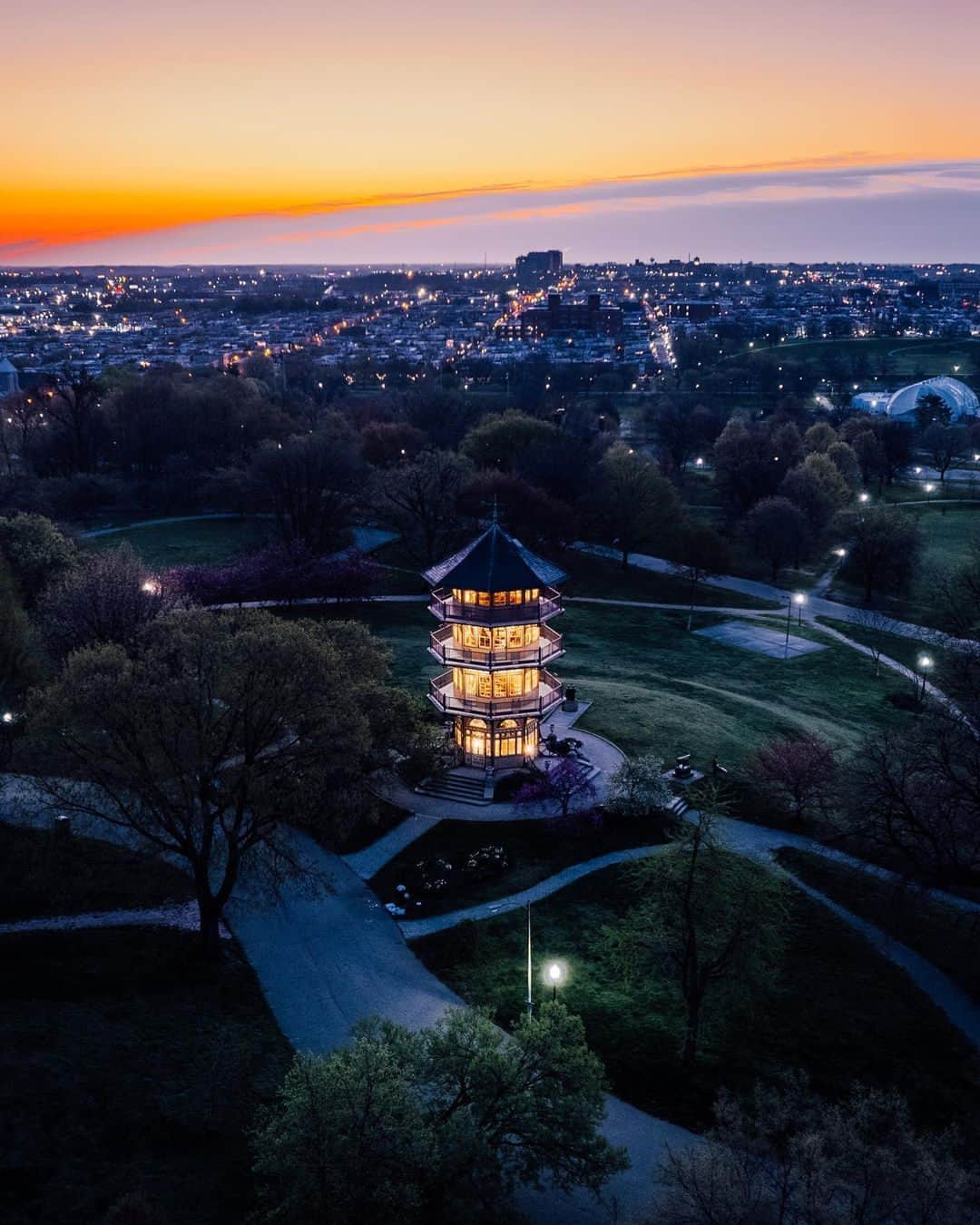 Visit The USAさんのインスタグラム写真 - (Visit The USAInstagram)「Baltimore, Maryland is a different kind of city escape.   Here, finding a pagoda while you’re out and about is totally normal, so expect quirky experiences during your days in Charm City.  Pin these attractions to your map for an extraordinary visit to Baltimore: 📍Patterson Park Observatory: an Asian pagoda-style tower with lovely city views. 📍George Peabody Library: a beautiful library for bookworms interested in the 19th century. 📍Edgar Allan Poe House & Museum: learn about the legendary author’s life and death at his former residence. 📍The American Visionary Art Museum: see uniquely distinct pieces of art made by self-taught artists.  📍Papermoon Diner: a one-of-a-kind  dining experience among mannequins and caged dolls.  📸: @theterencechau  #VisitTheUSA #MDinFocus #VisitMaryland ⁠#VisitBaltimore #HiddenGems」9月17日 0時00分 - visittheusa