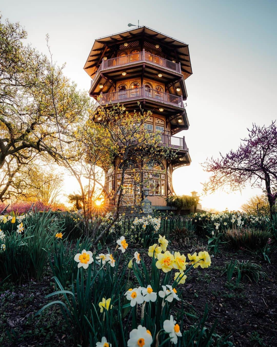 Visit The USAさんのインスタグラム写真 - (Visit The USAInstagram)「Baltimore, Maryland is a different kind of city escape.   Here, finding a pagoda while you’re out and about is totally normal, so expect quirky experiences during your days in Charm City.  Pin these attractions to your map for an extraordinary visit to Baltimore: 📍Patterson Park Observatory: an Asian pagoda-style tower with lovely city views. 📍George Peabody Library: a beautiful library for bookworms interested in the 19th century. 📍Edgar Allan Poe House & Museum: learn about the legendary author’s life and death at his former residence. 📍The American Visionary Art Museum: see uniquely distinct pieces of art made by self-taught artists.  📍Papermoon Diner: a one-of-a-kind  dining experience among mannequins and caged dolls.  📸: @theterencechau  #VisitTheUSA #MDinFocus #VisitMaryland ⁠#VisitBaltimore #HiddenGems」9月17日 0時00分 - visittheusa