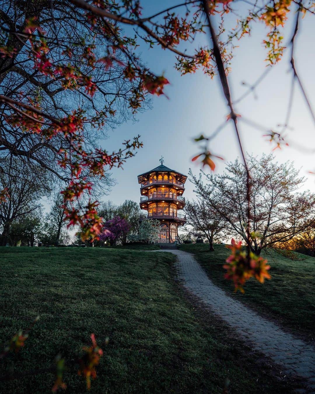 Visit The USAのインスタグラム：「Baltimore, Maryland is a different kind of city escape.   Here, finding a pagoda while you’re out and about is totally normal, so expect quirky experiences during your days in Charm City.  Pin these attractions to your map for an extraordinary visit to Baltimore: 📍Patterson Park Observatory: an Asian pagoda-style tower with lovely city views. 📍George Peabody Library: a beautiful library for bookworms interested in the 19th century. 📍Edgar Allan Poe House & Museum: learn about the legendary author’s life and death at his former residence. 📍The American Visionary Art Museum: see uniquely distinct pieces of art made by self-taught artists.  📍Papermoon Diner: a one-of-a-kind  dining experience among mannequins and caged dolls.  📸: @theterencechau  #VisitTheUSA #MDinFocus #VisitMaryland ⁠#VisitBaltimore #HiddenGems」
