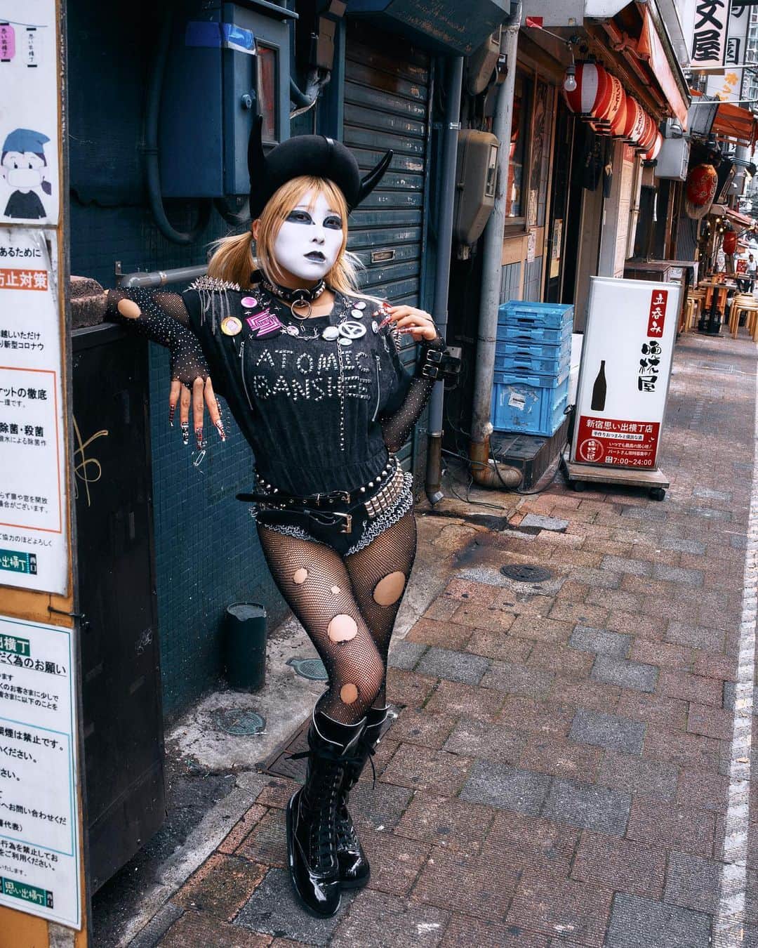 オランピアルタンのインスタグラム：「@ramkaichow as Atomic Banshee 🖤🧷 @sukeban_world 🇯🇵 📸 @chikashisuzuki1972  😈 @stephenjonesmillinery  Hair @takeshikatoh  Makeup @maodooleymakeup  Nails @nailsbymei  #atomicbanshee #thevandals #sukebanworld」