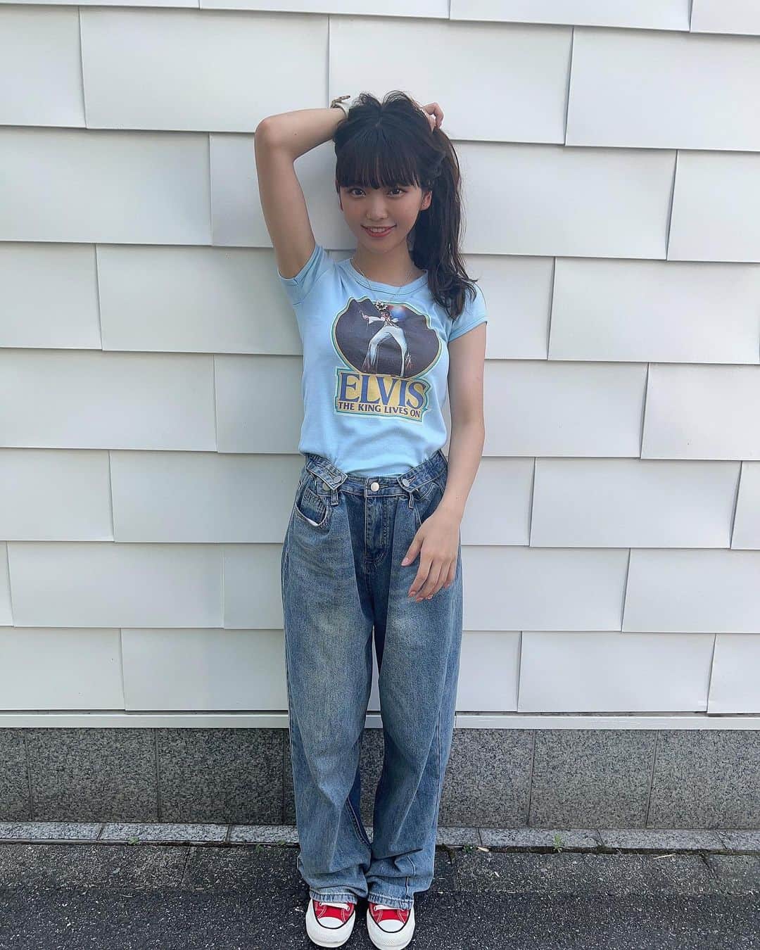 のインスタグラム：「🎤🩵🍿 ･  #コマーシャルフォト  #高嶺のなでしこ #Tシャツ #パンツ #ジーンズ  #スニーカー #ロングヘア  #巻き髪  #ootd」