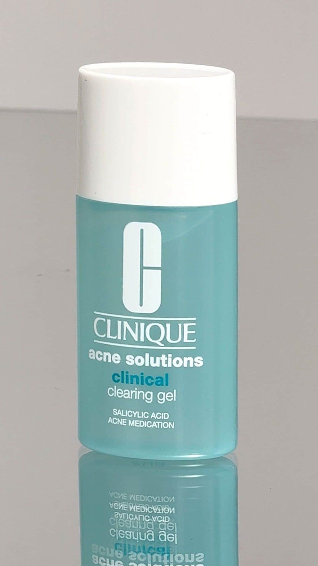 のインスタグラム：「This true blue acne fighter gets results as good as a leading prescription.*   Use it after cleansing whenever you spot a breakout in the making—and follow up with a light + oil-free moisturizer. (We’d recommend Dramatically Different Moisturizing Gel.)   #AcneSolutions #DermTested #acneskincareroutine  *In a 12-week clinical study.」