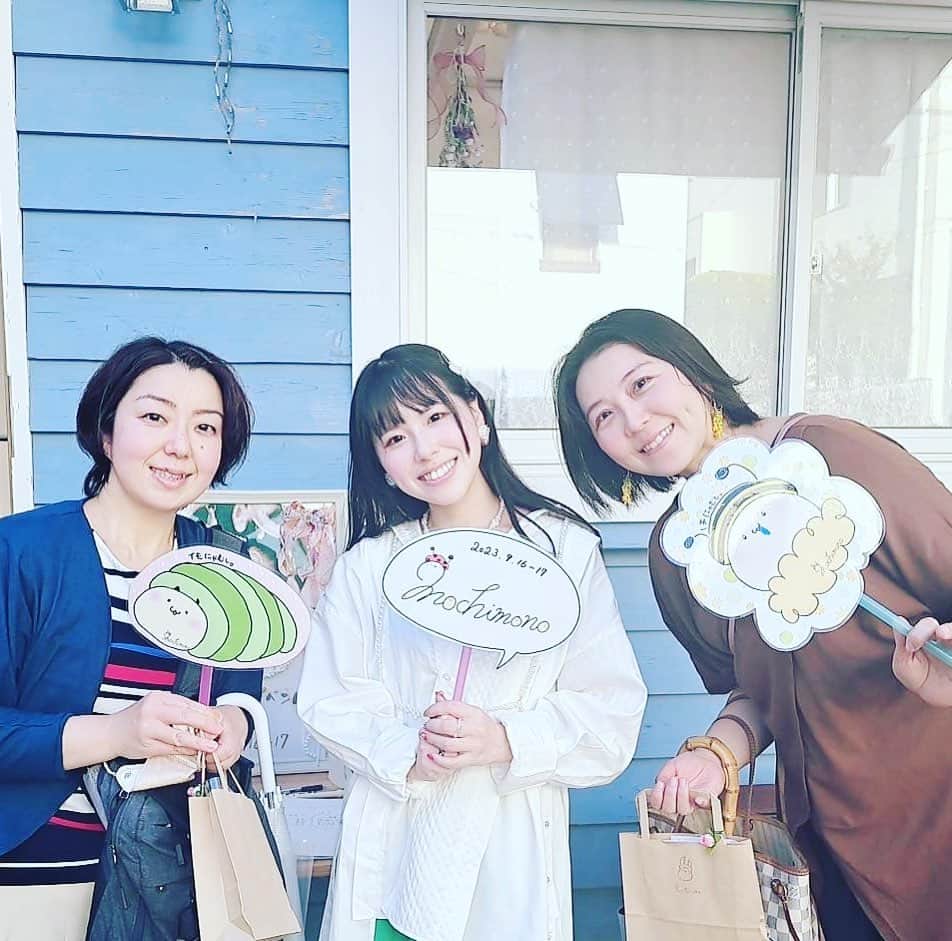 生天目仁美 のインスタグラム：「望田ひまりちゃんの ハンドメイドショップ 『mochimono』が 店舗販売イベントをすると聞き、 岸本百恵ちゃんと遊びに行って来ました。  素敵な作品がいっぱいあってね〜 沢山悩んでキラキラした可愛いピアスをお迎えしました☺️  隣で彫刻展が開催されててね。 そこに望田ちゃんをモデルにした 彫刻があって、岸本ちゃんと 『すごいねぇ〜！』 と感動しっぱなし🥺  そのあとは 岸本ちゃんと自由が丘の街を 散歩して、ご飯食べて 大満足な1日でございました。  #なばさんぽ」