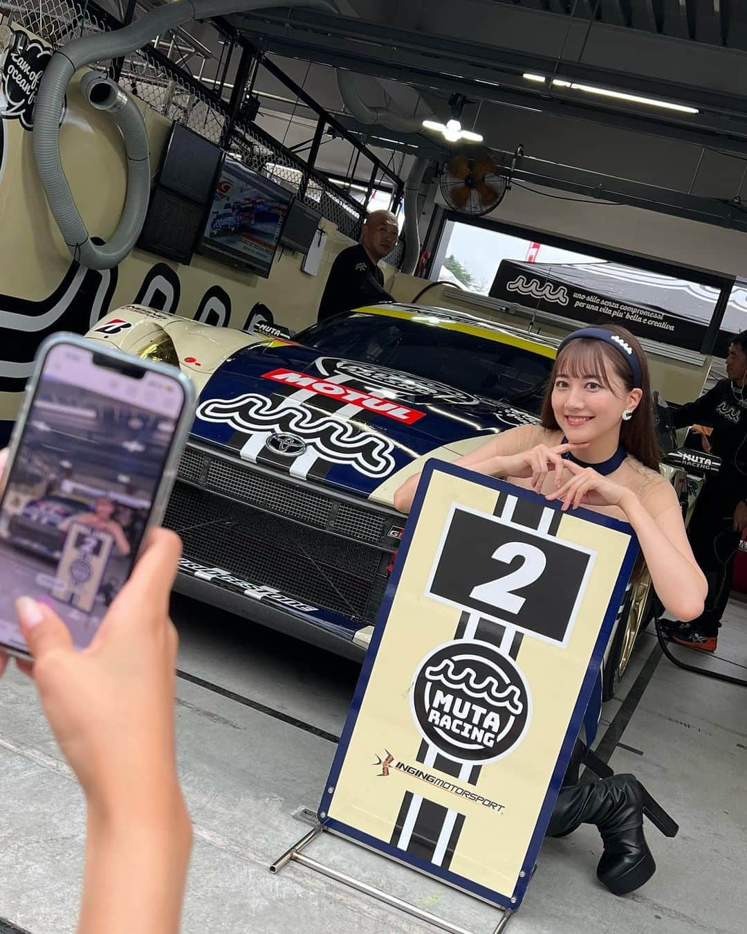 瀬谷ひかるさんのインスタグラム写真 - (瀬谷ひかるInstagram)「💙💛  SUPERGT Rd.6 SUGO🎋  Q1 A組開始直前にWET宣言☔️ かと思えばB組チェッカーの頃には晴れ間も…☀️ という読めないお天気に翻弄された1日でした💦  正式結果が発表され、 2号車muta Racing INGINGは17番手から明日の決勝に挑みます！ 今回は瀬谷がグリッドを担当します🪧  昨年は13番手から初優勝を決めた菅生、 ここまで来たら追い上げを信じて応援するのみです！  現地から、中継から、 一緒に2号車の応援をよろしくお願いします📣❤️‍🔥  @muta_racing  @mutaracing_wear  @muta__official   #supergt #muta #mutaracing #mutaracingfairies #GR86 #GR86GT #ingingmotorsport #motorsport  #racequeen #model #japanesegirl #selfie #portrait #camera #レースクイーン #ロングヘア #カチューシャ #スーパーgt #モータースポーツ #モータースポーツ好きな人と繋がりたい #スワイプしてね」9月17日 0時02分 - seyasy__h