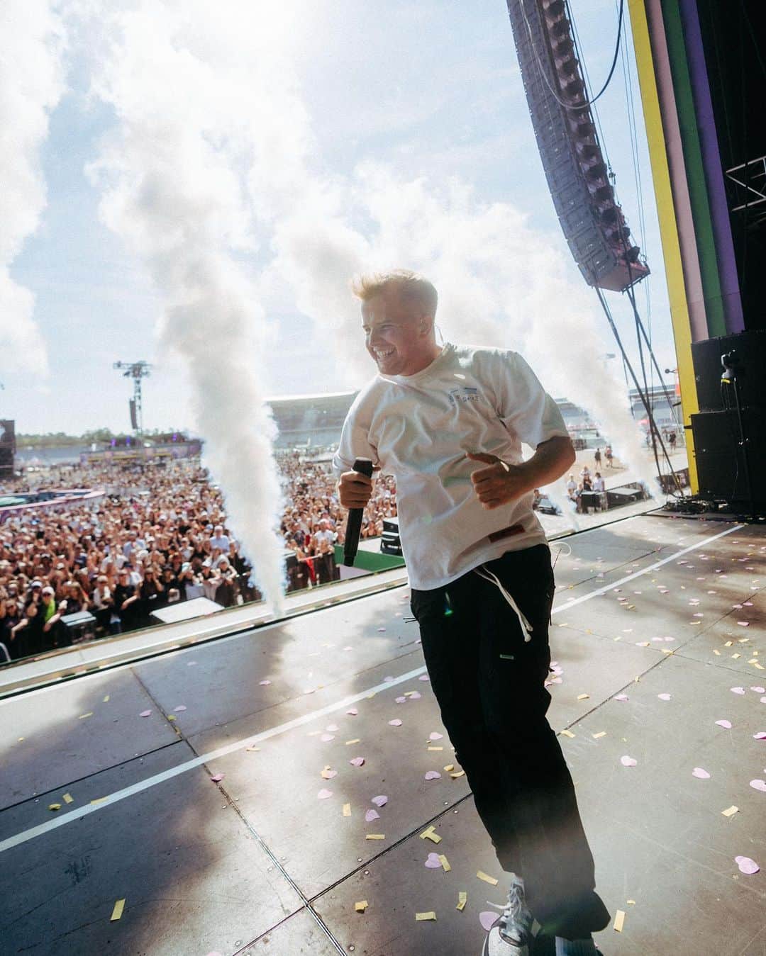 Kayefのインスタグラム：「Wie hart ich mich auf Tour freue - Wow! 🎉❤️ Das gestern beim @gluecksgefuehle.festival war ein krönender Abschluss unseres Konzertsommers und jetzt gehts los mit den Vorbereitungen für November 🔥 Kommt rum!」
