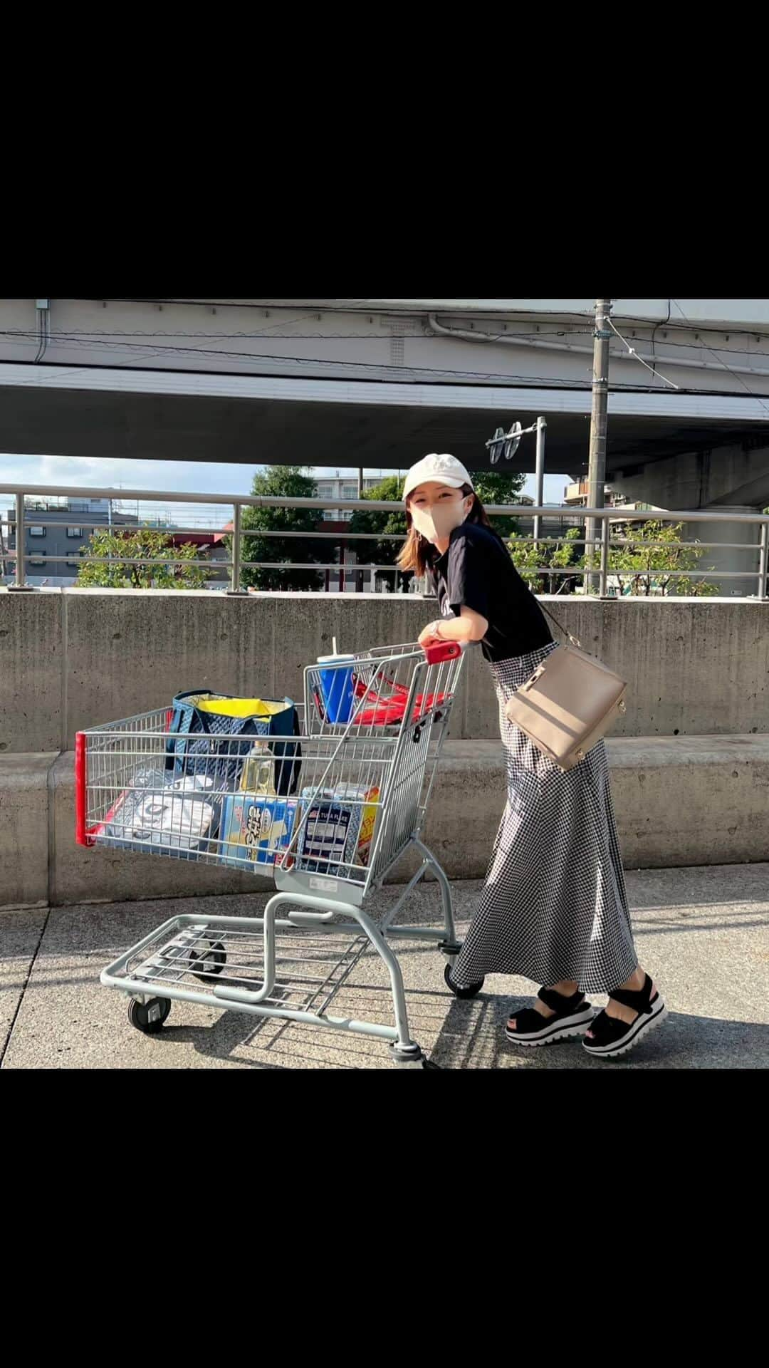 浅田好未のインスタグラム：「コストコへ行ってきたよ♡ オイコスのマダガスカルバニラと フローズンチョコバナナ狙いで行ったんだけど売切れだったー🥹  ハロウィンデコレーションの3m超えの死神が 迫力ありすぎて泣いてる子供達を何人か見たよ 確かにあれは怖いよね、、  我が家もそろそろハロウィングッズを飾ろう🎃✨  #コストコ #コストコ購入品  #アラフォーママ  #浅田好未」