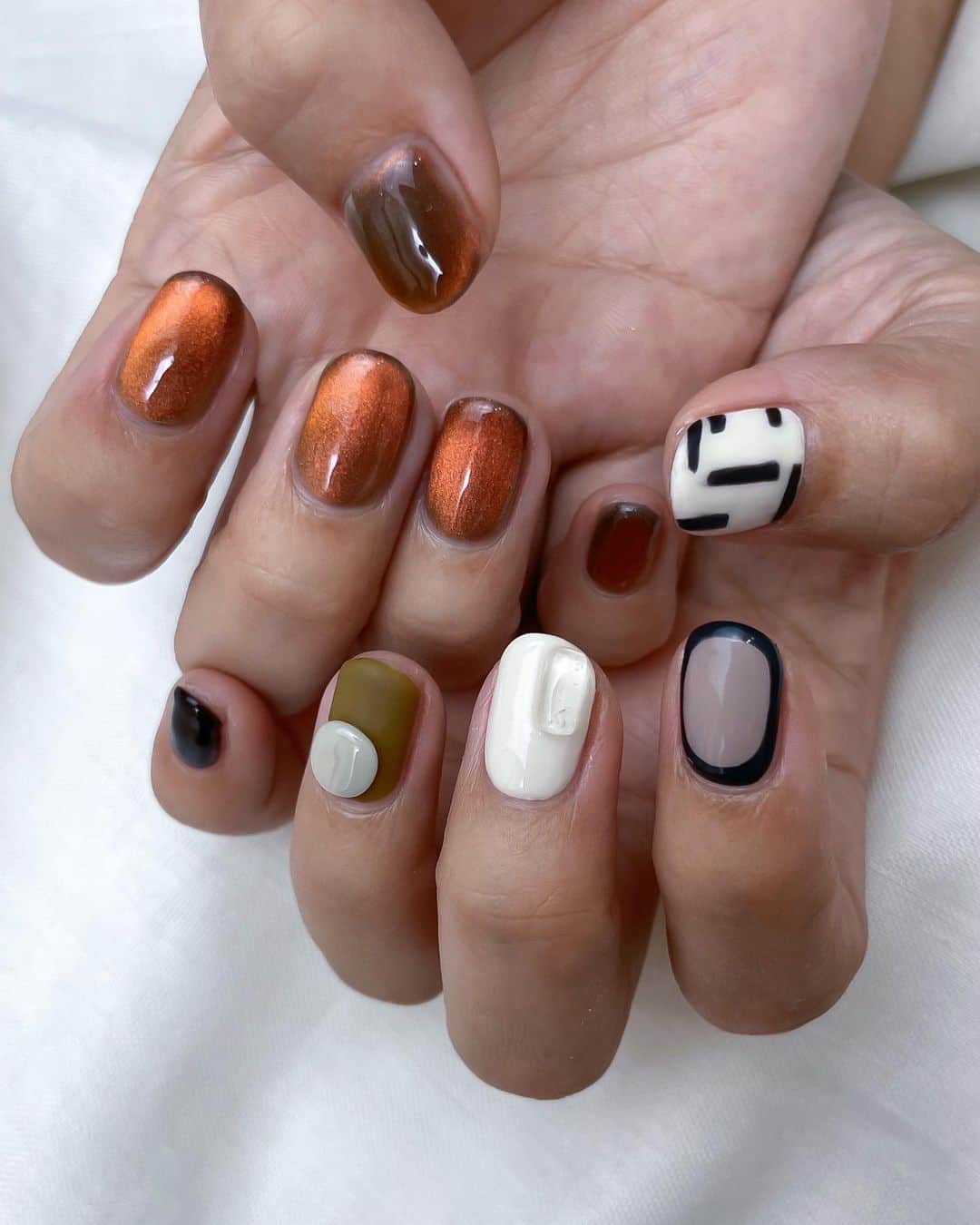 Nailsalon Cielのインスタグラム：「◼︎◾︎◼︎◾︎ Orange mag🍊 で一気に秋っぽく◡◡◡ 可愛いオレンジ仕入れました🤲🏽 ⁡ ⁡ ⌇ ⌇ ⌇ ⁡ いつもご来店頂きありがとうございます🧡 ⁡ ⁡ ⁡ ⌇ ⌇ ⌇ ⌇ ⌇ ⁡ ⁡ ⁡ ⁡ ⁡ −–−–−–−–−–−–−–− ⁡ #nailart#gelnail#ネイルアート#アートネイル#手描きネイル#ジェルネイル#アート#個性派ネイル#癖ネイル#福岡ネイル#美甲#美甲師#네일#네일아트#ネイルサロン#福岡ネイルサロン#シンプルネイル#マグネットネイル」