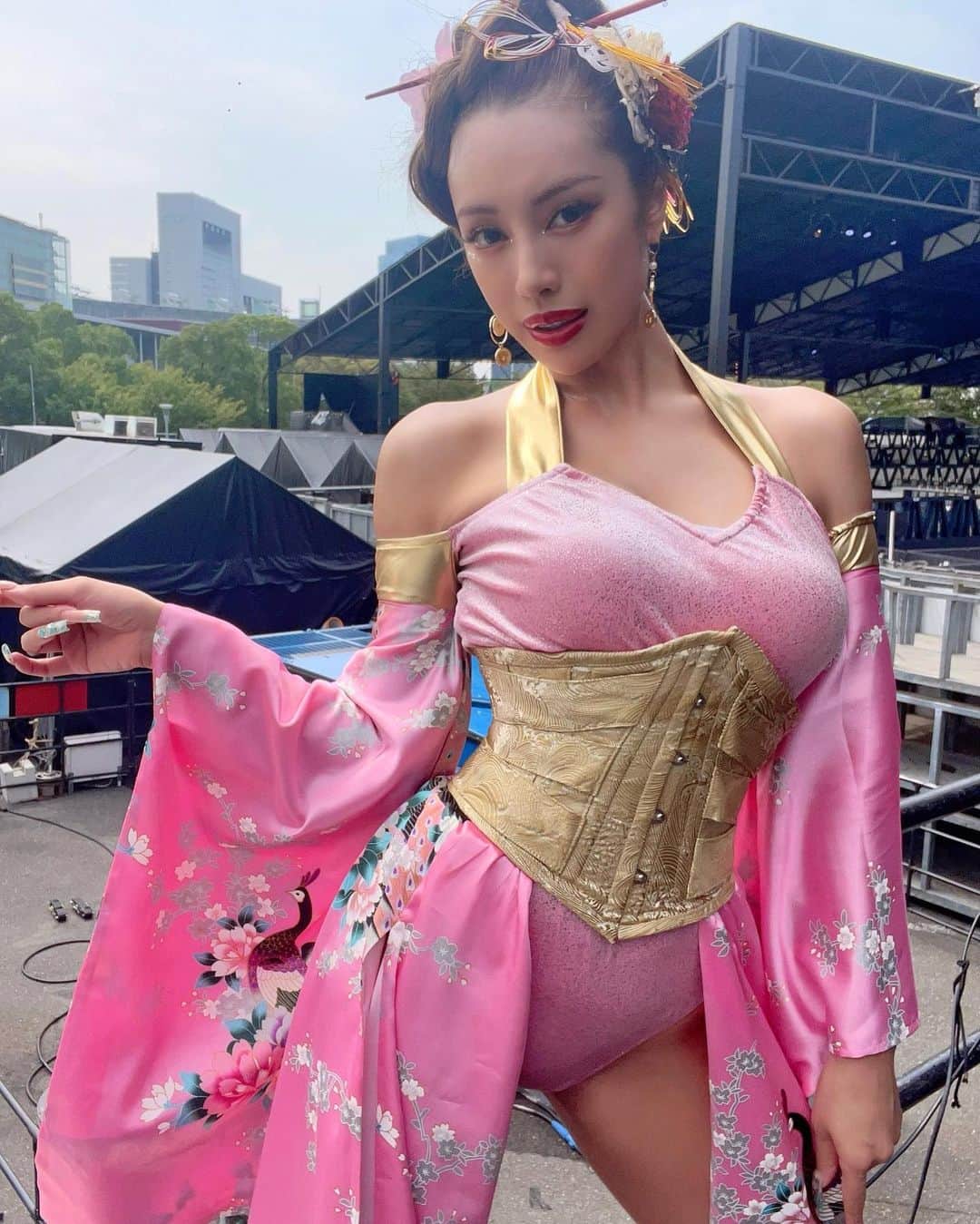 のインスタグラム：「ULTRA JAPAN🇯🇵 DAY1. 最高の景色をありがとうございました！！  踊り散らかし過ぎて、脚限界ですが 最ッッッ高に楽しかったです！！！  私、、ステージが大好きだあ！！😭🩷🩷🩷🩷  明日も踊るよ🩷ついてきてねー！ 皆に逢えるの楽しみにしてます🫰  一緒に最高の夏の締め括りしよね♪  #cyberjapan #junon #ultrajapan  #サイバージャパン　#ジュノン　#ウルトラジャパン」