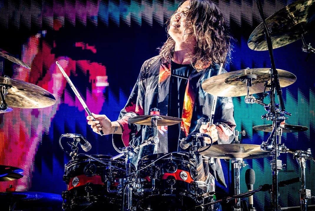 のインスタグラム：「謝謝台北！ 這是一個很棒的夜晚！ 明天我也來等！☺️  たいぺい1日目🔥 揺れた、揺れた。 後ろまで届いたかな いいスタートだ 明日も精一杯叩きます   @oneokrockofficial  @ruihashimoto 📸   #oneokrock #drummer #luxurydisease」