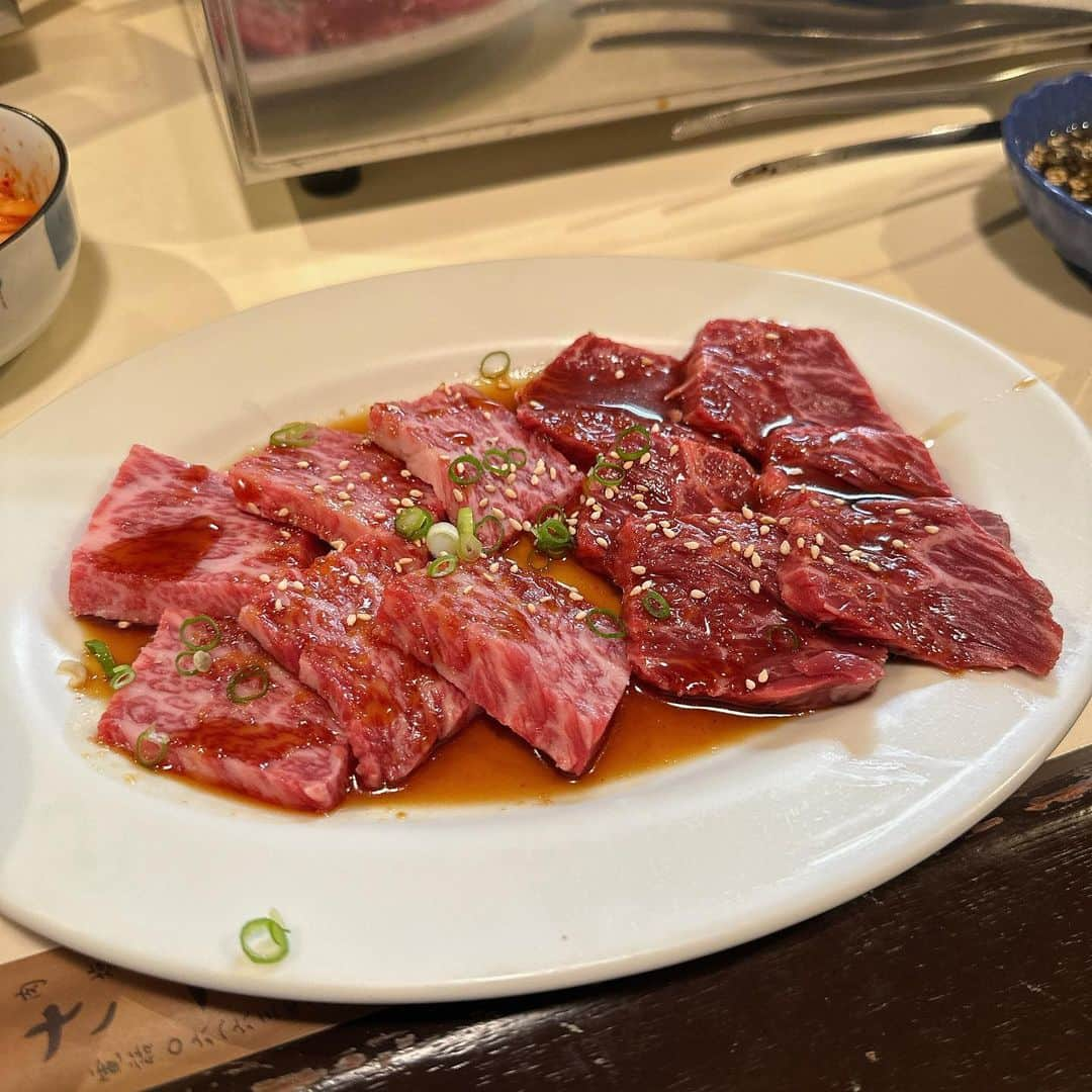 休日課長のインスタグラム：「大阪〆のひとり焼肉。やっぱりうまい！ごちそうさまでした！！ #大阪 #北新地 #さつま #焼肉 #ひとり焼肉 #上たん塩焼き #上ミノ #バラ #ハラミ #キムチ #わかめスープ #めし」