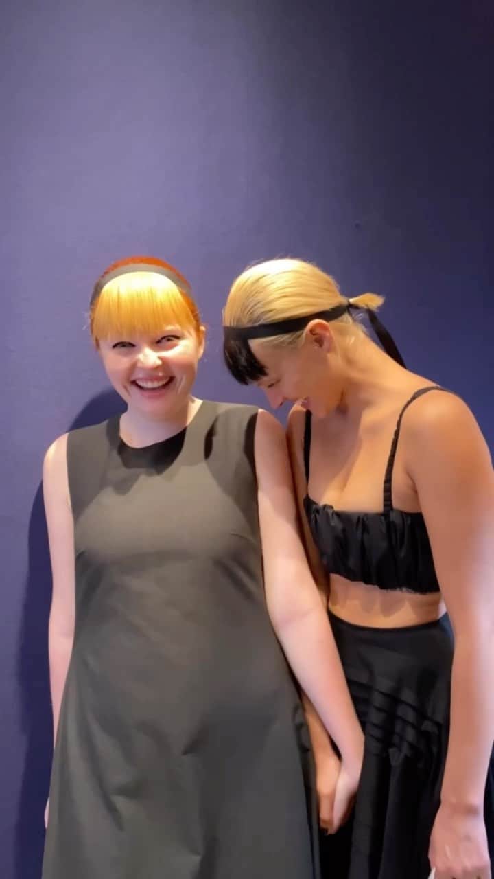 Vogue Españaのインスタグラム：「@mollygoddard ha presentado hoy su colección primavera-verano 2024 en #londonfashionweek. Spoiler: los flequillos se posicionan como una de las principales tendencias de cara a la próxima temporada.」