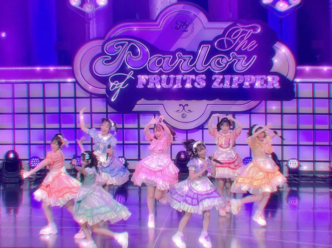 相羽ういはのインスタグラム：「早瀬ノエルちゃん にご招待いただいて、北小路のひすいぴとふるっぱーのライブを見に行ってきたよ〜🤍  こじハラバレンタインライブで『わたしの一番かわいいところ』をカバーさせていただいてから、 ふるっぱーちゃんの楽曲はよくきいていたから、生でライブを見られてすっっごく嬉しかった〜！😭✨✨  衣装も相まってみんな人形さんのように可愛らしくて なんだかね、みんなぴゅあぴゅあでもちもちなの、なんでだろうね、すごいね…🫠  ほんっと、女の子の憧れのグループだと感じました✨げんきかわいいさいこ〜😇  歌もパフォーマンスも表情管理も最強すぎて、、私自身もライブに対するモチベがあがった気がします✊ たくさんお勉強になったぁ🤭  ツアーファイナルも応援しています…！✊✊✊   #ふるっぱー  #fruitszipper」