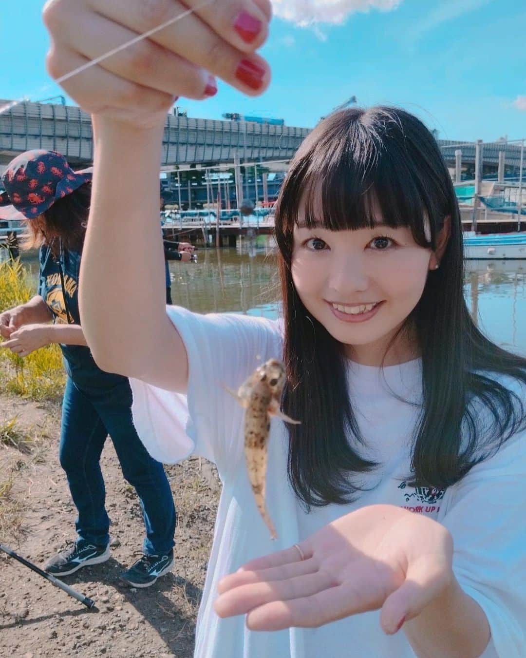 中村千尋のインスタグラム：「#ハゼ釣り マゴチ釣りの前日、マゴチの釣り餌用のハゼを釣りにも行ってました 思いのほか楽しすぎて、ハゼ釣りの方にはまってしまいそう、、 あまったハゼは唐揚げにしていただきました ふわふわで美味しかった〜」