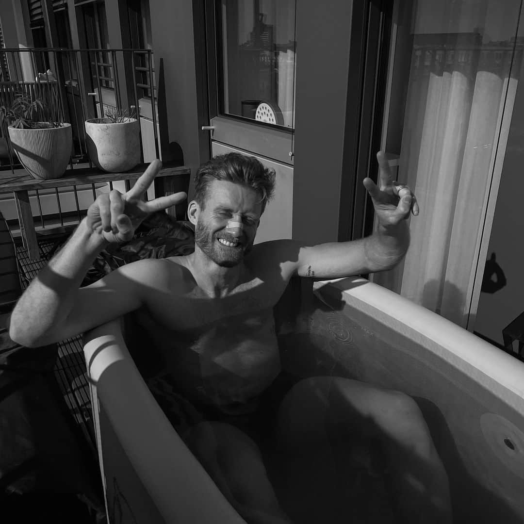 のインスタグラム：「Nothing better after a run in the sun! Beautiful ice bath at 3 degrees ❄️❄️❄️」
