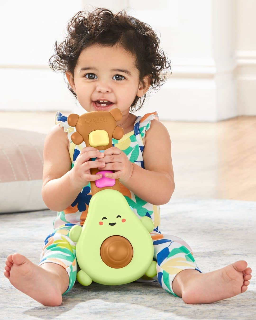 Skip Hopのインスタグラム：「🥑 Happy National Guacamole Day! 🥑 Let's guac & roll (we'll bring the chips)!   #skiphop #musthavesmadebetter #guacamoleday #nationalguacamoleday #avocado #babytoy #guitar #playtime」