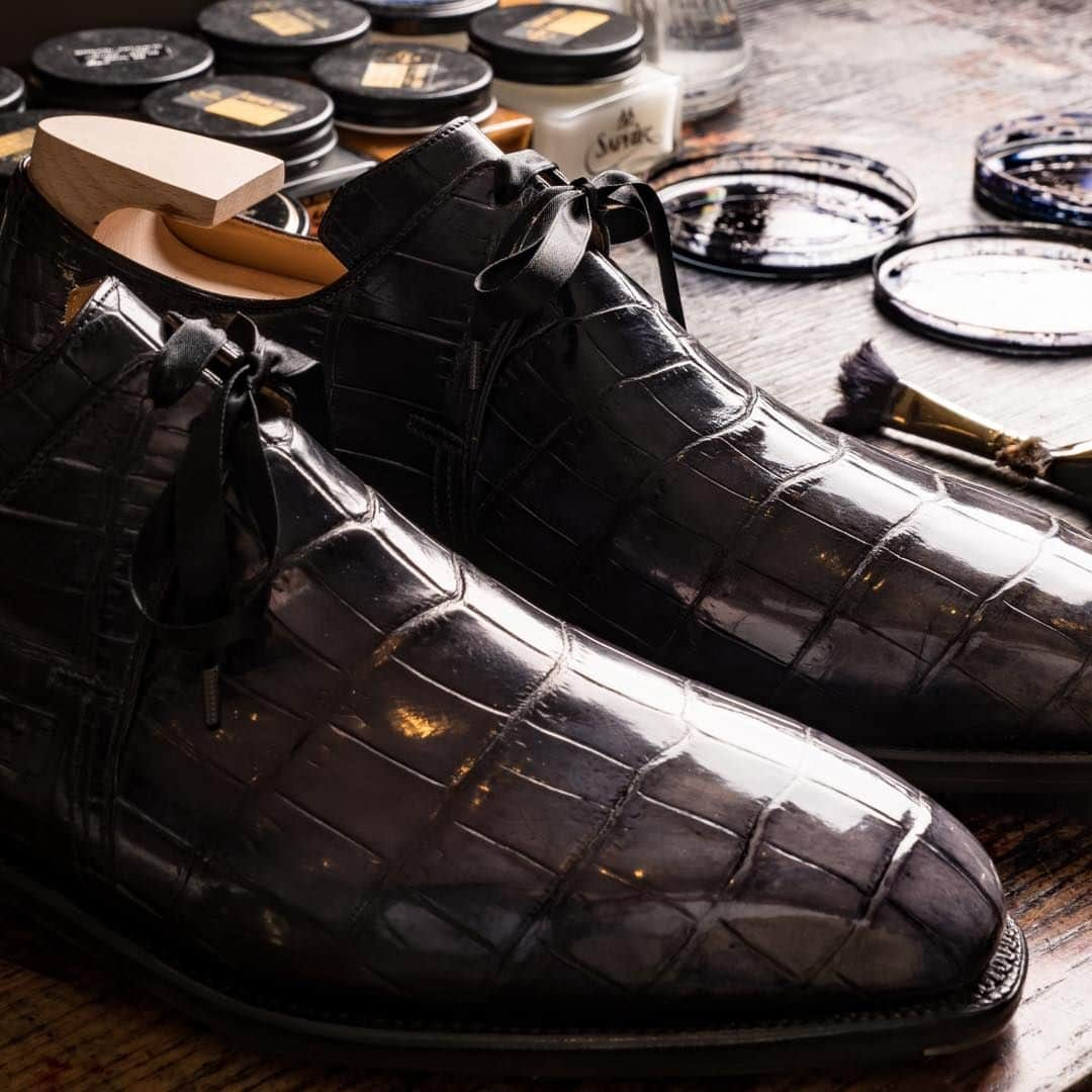 コルテのインスタグラム：「Craft if the visible edge of Art !  Here showcased : Model : Arca in crocodile leather Color : Gunmetal patina  www.corthay.com #corthay #classicshoes #art」