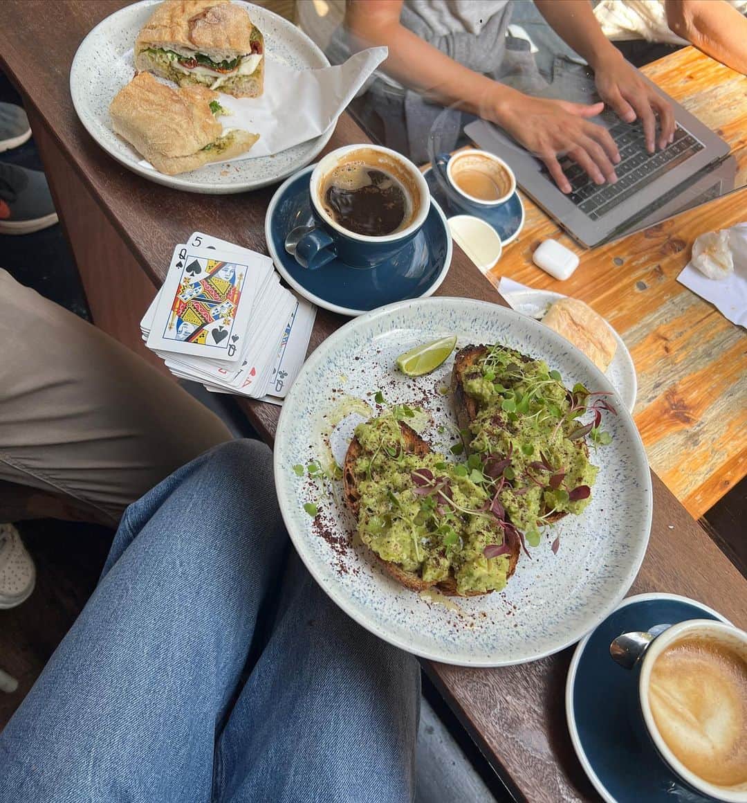 のインスタグラム：「今週末はハムステッドヒースの横にあるredemptionroasters でブランチ 🥑  月〜金はテレワークの人に人気で、 週末も忙しいけど、 一回は行ってみたかったところ  定番のアボカドトーストにライムは👍でした  顔の日焼け止めちゃんと伸ばせてないし😂  sat brunch @redemptionroasters  ・next to the heath (^.^) ・can get crowded on weekends  ・loved the lime on the 🥑 toast  • good spot for a bite before walk in the  heath」