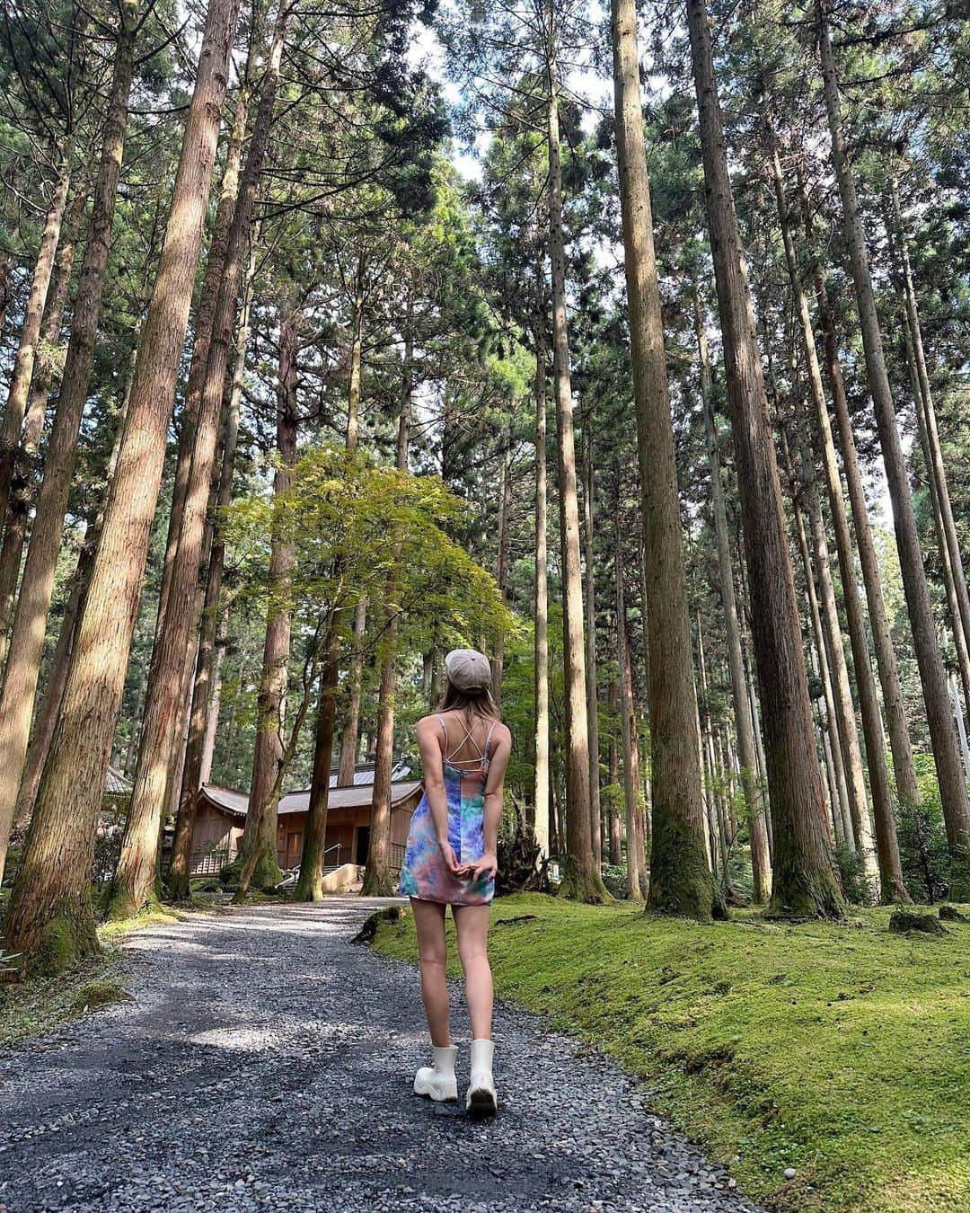 Ami のインスタグラム：「いつも下の方へ行きがちだから 久しぶりに上へ行ってきた🌲🌲🌲 めちゃリフレッシュ‼︎ YouTubeも撮ったからそのうち🙄 編集がんばるぅぅぅ‼︎  #茨城県巡り #御岩神社」