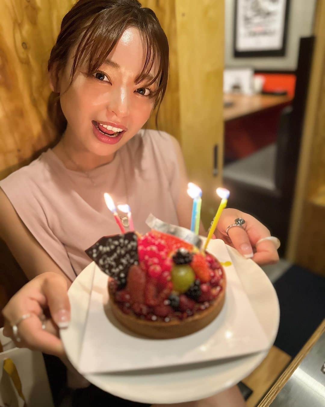 Yuuki mimuraさんのインスタグラム写真 - (Yuuki mimuraInstagram)「🎁🧁🫶🏽🤍💋  . みんな大好きでーす🫶🏽🫶🏽🫶🏽  #thankyou#birthdayparty」9月17日 0時28分 - u0829u