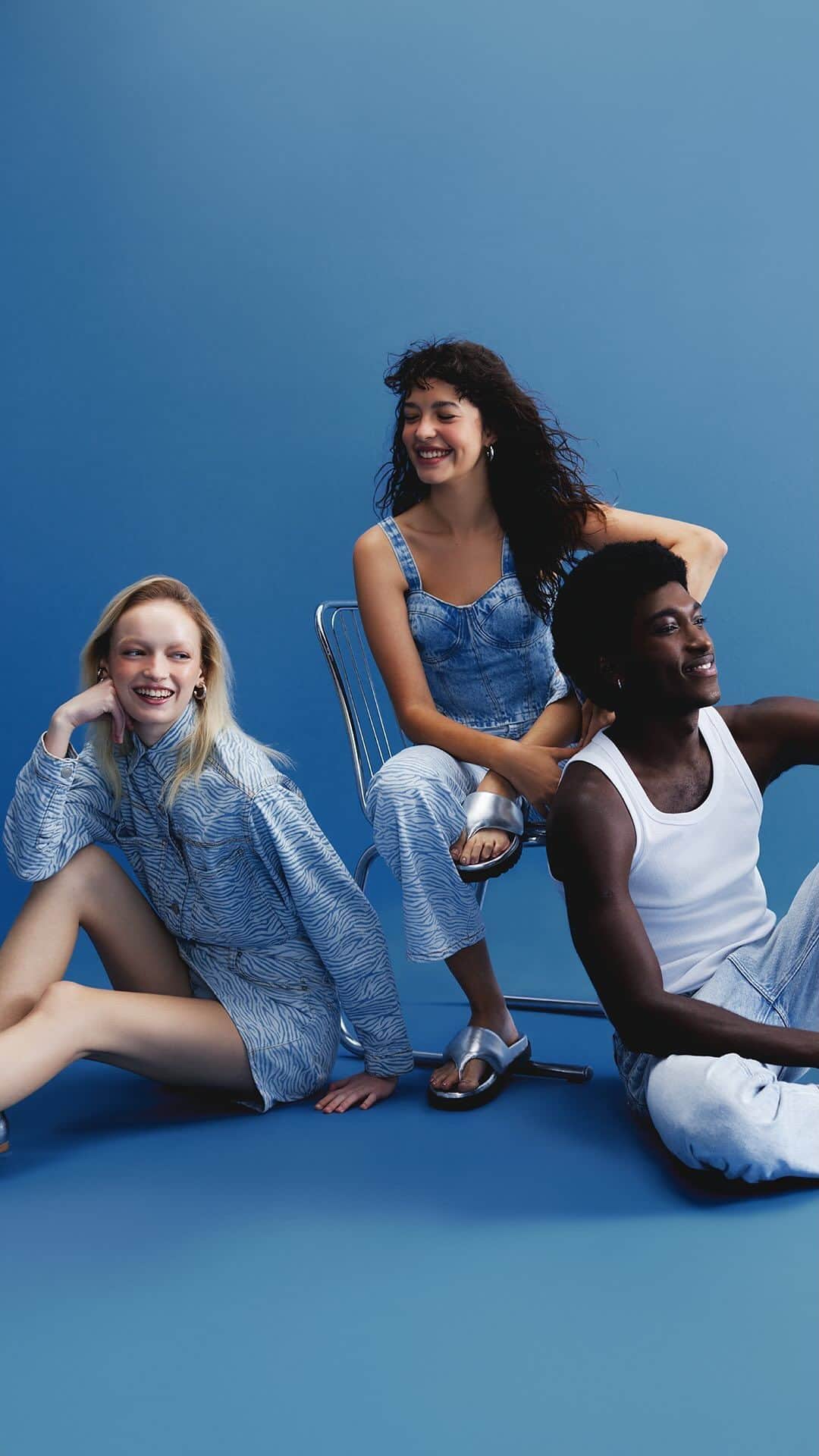 ロジャス・レナーのインスタグラム：「Novidades para você montar um look bem fashionista. 🤌 As tendências em jeans com tons metalizados, animal print e modelagens diferenciadas são ótimas para compor produções modernas e estilosas. Encontre suas favoritas no site, app ou lojas. #MaisJeans #ReJeans #AnimalPrint #Metalizados #Fashion​  Calça jogger 558572956 | camisa texturizada 866446118 | calça reta 828045081 | blusa ombro único 881465149 | calça reta 858668108 | top corset 872445832 | vestido manga longa 868846465 | calça wide leg 841269055 | camisa overshirt 835846581 | sandália rasteira 853246900 | camisa jeans alongada 848451343 | saia curta jeans 848458345 | blusa cropped 806446482 | calça anos 90 848459639 | óculos de sol 782449910 | jaqueta trucker 874864740 | calça loose 877870993 | regata 553067002 | sapato com sola tratorada 796251921 |  saia midi 853247911 | calça cargo 835247212 | | tênis street 553103190 | sandália rasteira 853246900 | macacão sem alça 864655979」