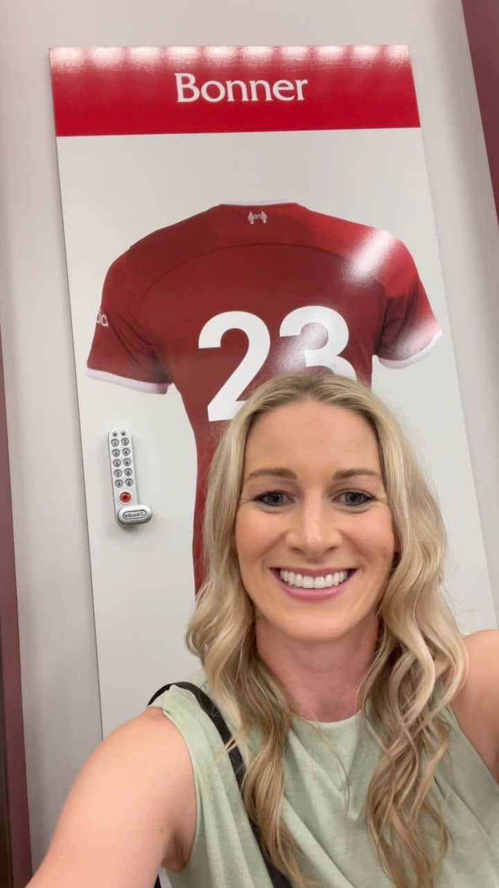 ジェンマ・ボナーのインスタグラム：「First week in our new home ✅ 📍Melwood @liverpoolfcw ❤️」